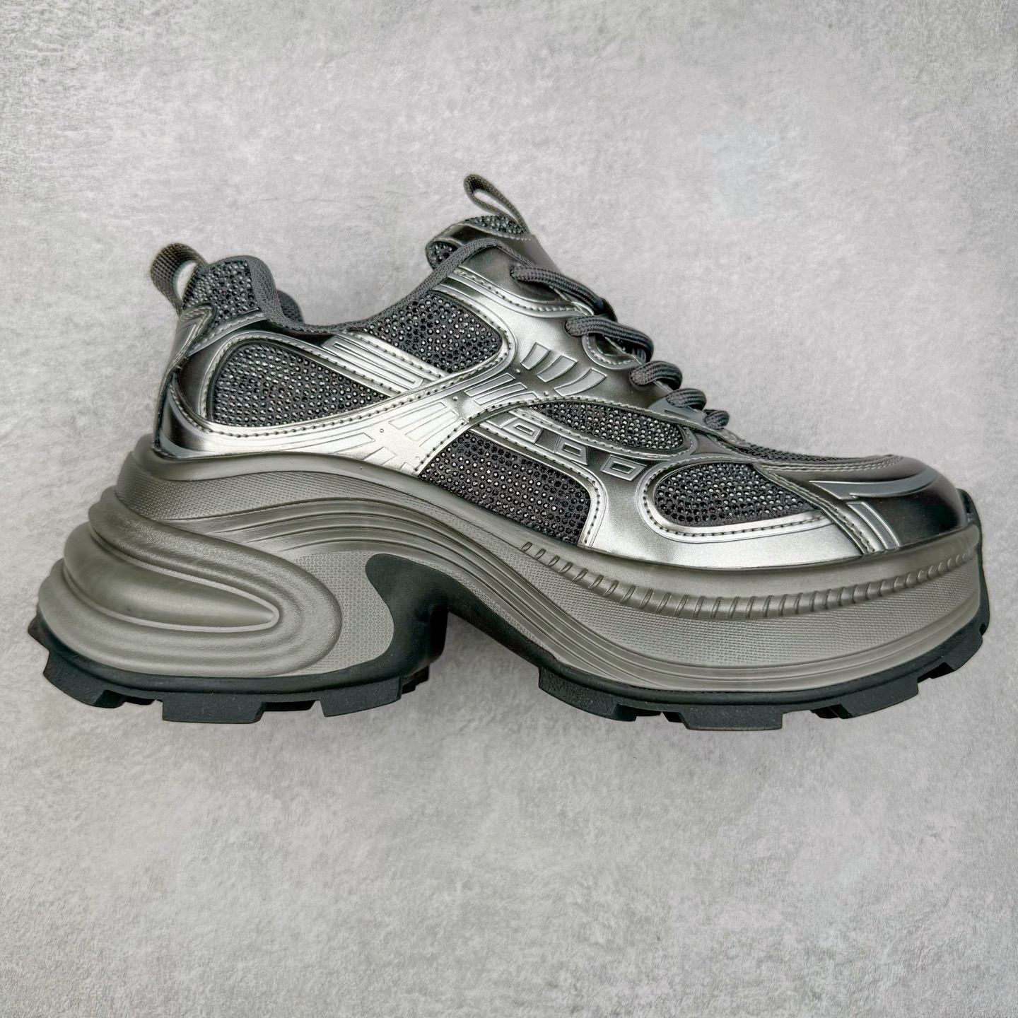 GG-CC Chunky Low白鹿同款独星球 2024新款GGCC低帮复古厚底增高老爹鞋 时髦look轻松定格 不费力展现率性氛围 原版正确大底 高档银盒 酷帅机能风不规则设计大底 8CM 增高厚底 大长腿既视感轻松拿捏 货号：G24X9833 尺码：35 36 37 38 39 40-选品中心