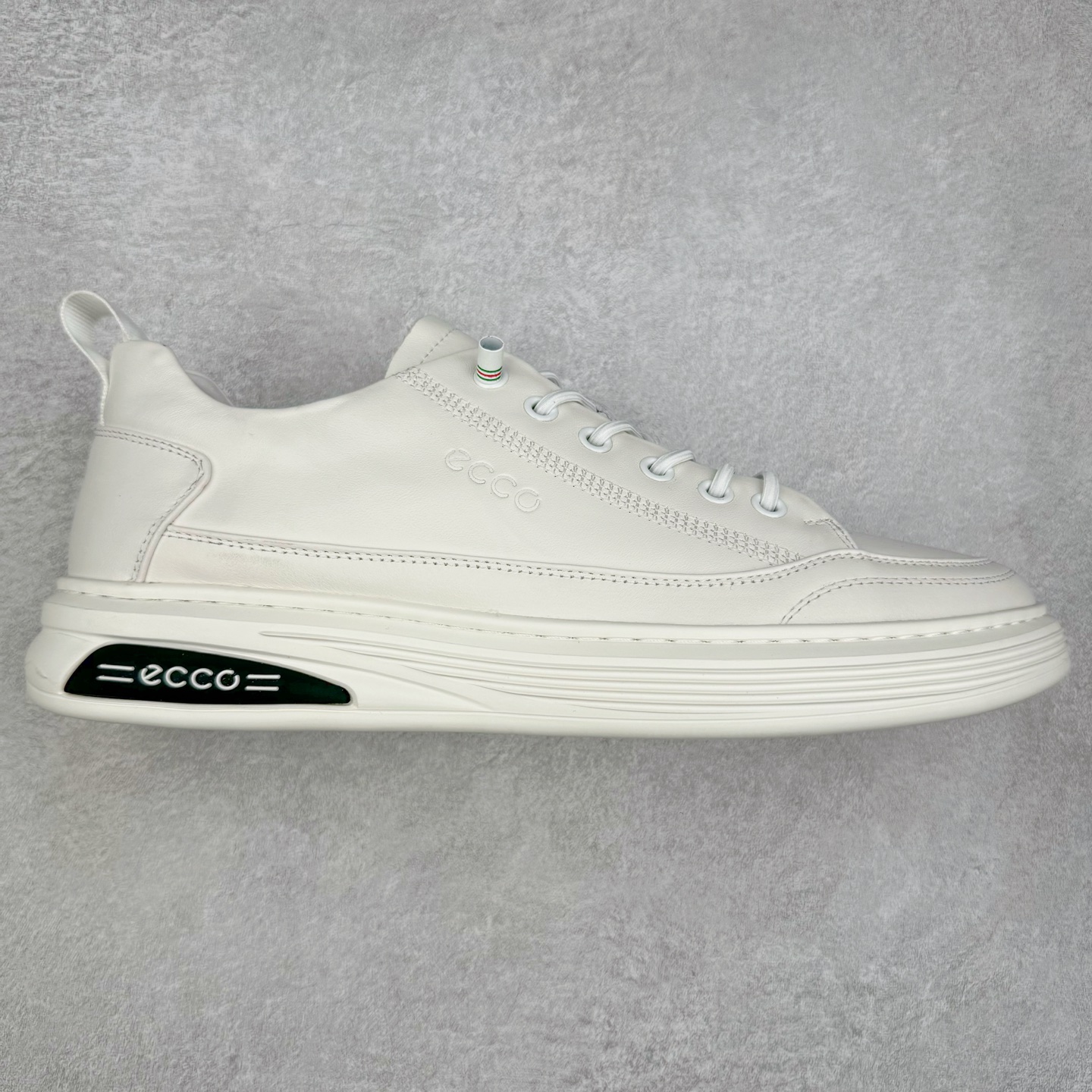 ECCO爱步男鞋小黑鞋小白鞋 舒适透气真皮板鞋 街头轻巧系列 圆头鞋头设计，贴合前脚掌弧度 适合多种脚型，脚感舒适细腻 简约免系带设计，可自由穿脱 贴合脚型 PU包裹足弓与后跟 为脚掌提供支撑性 休闲百搭 简约利落 尺码：38 39 40 41 42 43 44 （皮鞋码）-选品中心