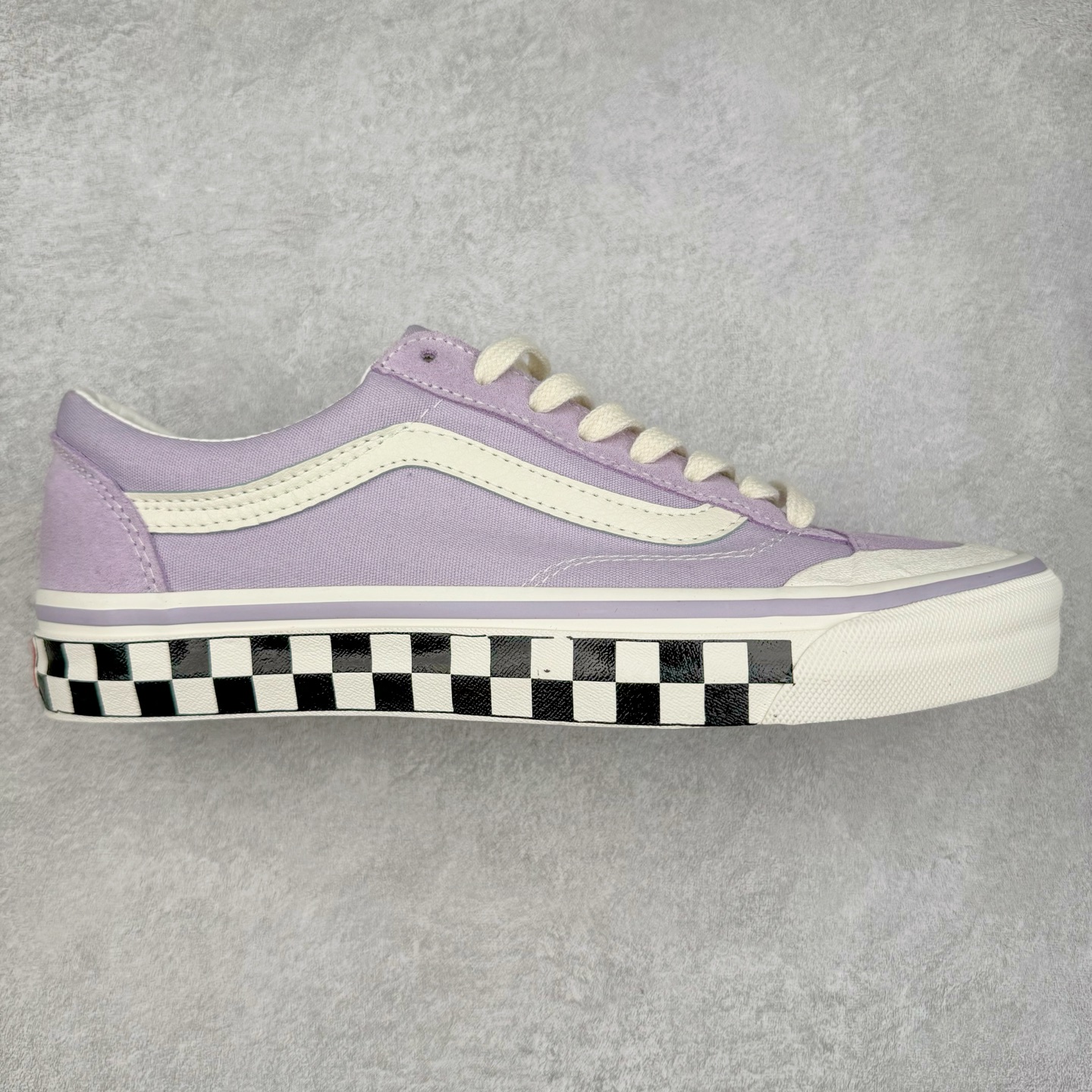 Vans Old Skool Reissue 136 紫色棋盘 范斯官方 高阶支线 全新包头系列 鞋身香芋紫配色打底 鞋底黑白棋盘格设计 时尚又耐看 修饰脚型 后跟加厚海绵 舒适脚感 极具光泽度的中底包边 “万斯的清凉一夏”小清新款可拆卸轻量化抗疲劳鞋垫 尺码:35 36 36.5 37 38 38.5 39 40 40.5 41 42 42.5 43 44-选品中心