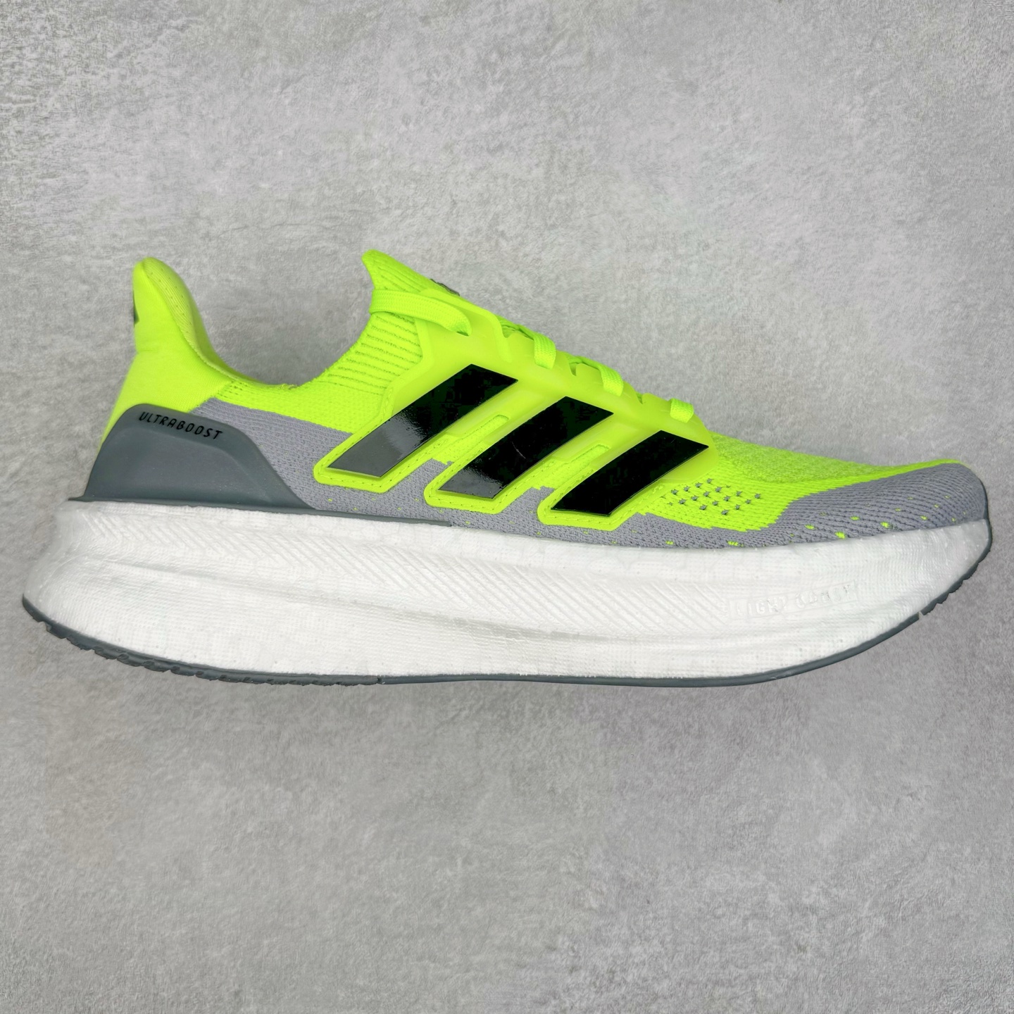 ＃纯原 AD Ultra Boost 5X 2025高性能版5X系列UB低帮袜套式针织透气缓震休闲运动慢跑鞋 ID8819 全新Ultraboost 5X官宣，颠覆以往，迎来该系列自2015年首次亮相最大一次革新！从鞋面到中底配置都有新的突破，跟着小编一同探究“阿迪UB有史以来最大升级”！Ultraboost 5X革新中底配置，采用LightBoost V2泡沫，与Ultraboost Light相比，前掌能量反馈增加2%。与此同时“加厚不增重”，中底相较于上一代更轻，让跑者每一次迈步都能得到更柔软、更澎湃的能量反馈。搭配X形“Torsion System”扭转系统，助力跑者从落地到脚趾离地过程的平稳过渡。Ultraboost 5X升级中足锁定性能，革新Mono Primeknit自适应鞋面配置，搭配轻质无笼鞋面结构，更加贴合跑者脚部。大底由Continental™橡胶制成，更耐磨，抓地力更出色。Adidas全新推出ULTRABOOST 5X，专注日常跑步，适用于任何级别的跑者，无距离门槛限制。兼具有氧跑、中短距离慢跑、节奏跑、间歇跑、日常通勤等各种场景，ULTRABOOST 5X都能给你带来优质的跑步体验。尺码：39⅓ 40 40⅔ 41⅓ 42 42⅔ 43⅓ 44 44⅔ 45 46 47⅔ 48-选品中心