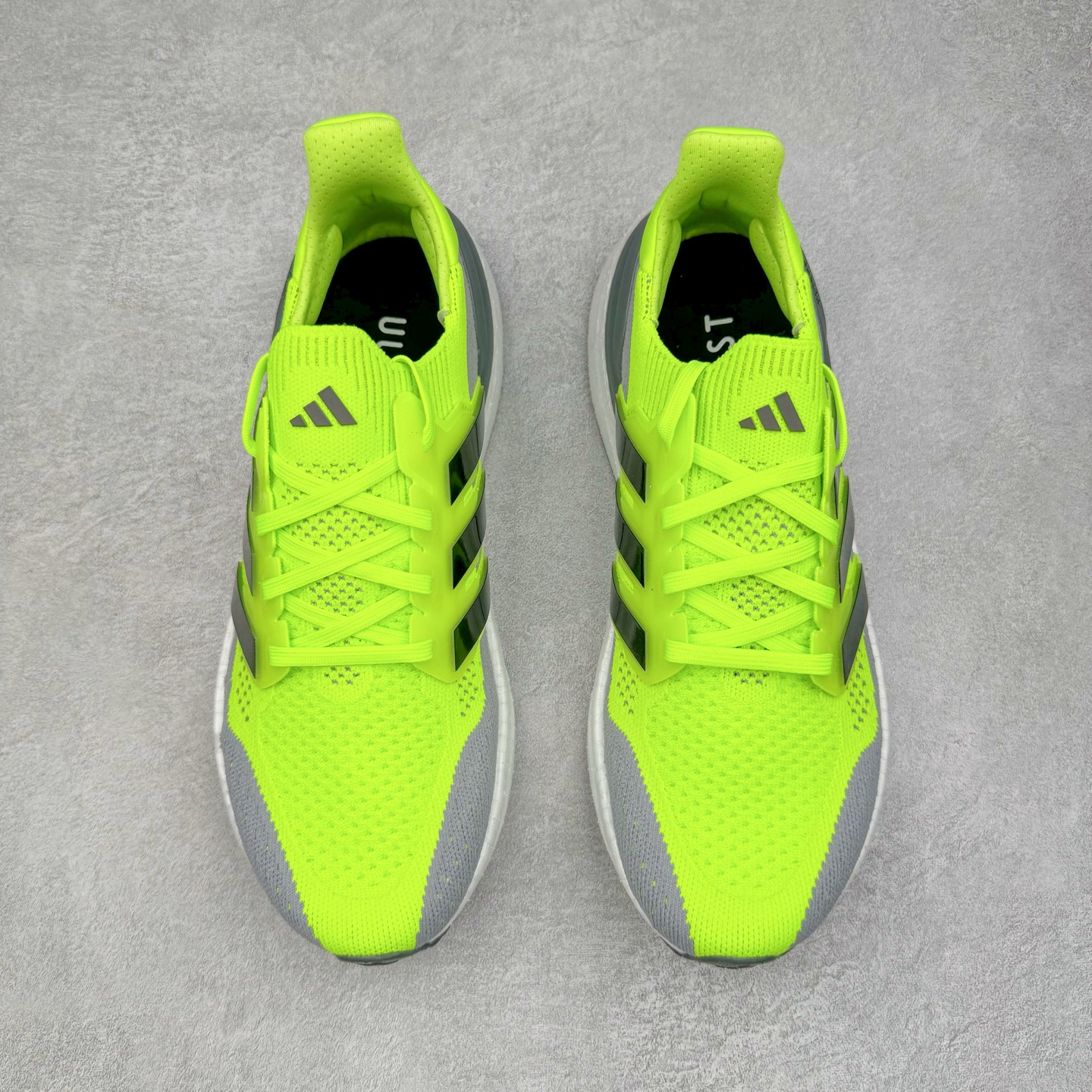 图片[2]-＃纯原 AD Ultra Boost 5X 2025高性能版5X系列UB低帮袜套式针织透气缓震休闲运动慢跑鞋 ID8819 全新Ultraboost 5X官宣，颠覆以往，迎来该系列自2015年首次亮相最大一次革新！从鞋面到中底配置都有新的突破，跟着小编一同探究“阿迪UB有史以来最大升级”！Ultraboost 5X革新中底配置，采用LightBoost V2泡沫，与Ultraboost Light相比，前掌能量反馈增加2%。与此同时“加厚不增重”，中底相较于上一代更轻，让跑者每一次迈步都能得到更柔软、更澎湃的能量反馈。搭配X形“Torsion System”扭转系统，助力跑者从落地到脚趾离地过程的平稳过渡。Ultraboost 5X升级中足锁定性能，革新Mono Primeknit自适应鞋面配置，搭配轻质无笼鞋面结构，更加贴合跑者脚部。大底由Continental™橡胶制成，更耐磨，抓地力更出色。Adidas全新推出ULTRABOOST 5X，专注日常跑步，适用于任何级别的跑者，无距离门槛限制。兼具有氧跑、中短距离慢跑、节奏跑、间歇跑、日常通勤等各种场景，ULTRABOOST 5X都能给你带来优质的跑步体验。尺码：39⅓ 40 40⅔ 41⅓ 42 42⅔ 43⅓ 44 44⅔ 45 46 47⅔ 48-选品中心