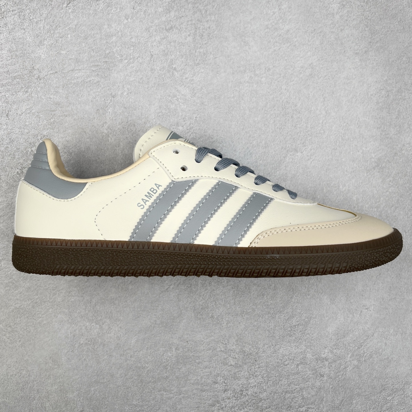 AD Original Samba OG 复古经典轻便板鞋 JH7299 这款桑巴鞋展示了高质量的工艺 带有装饰的超锁缝制和无缝的手感 柔软、柔软的皮革造型和标志性的3条纹完成了精致的外观 正规合身鞋带 鞋面上有绒面鞋垫 橡胶鞋底 享受正畸套筒软感 自50年代首次亮相以来就一直在赢得粉丝的青睐 尺码：36 36.5 37.5 38 38.5 39 40 40.5 41 42 42.5 43 44 44.5 45-选品中心