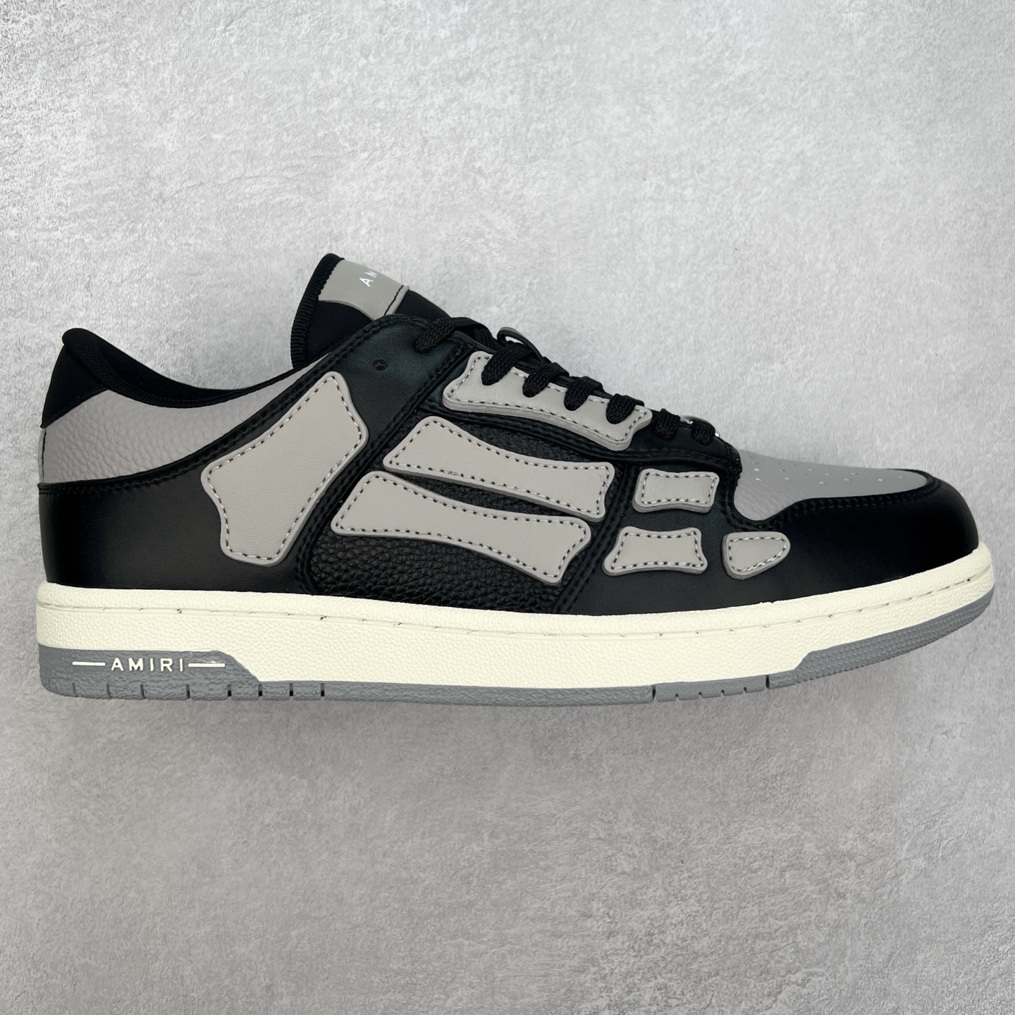 图片[10]-＃莞产 Amiri 埃米尔 Skeleton Low-Skel top Sneakers 骨骼系列情侣鞋 当潮顶流产品 众星上脚 低帮运动休闲板鞋 正确骨头形状 鞋舌外翻细节 头层牛皮双层加厚鞋面 鞋帮侧面骨头采用两张牛皮贴合处理 立体感更好 皮料切口均油边处理 定制金属LOGO铭牌及吊牌 并配有官方购物袋尽显高端大气 尺码 35 36 37 38 39 40 41 42 43 44 45-选品中心