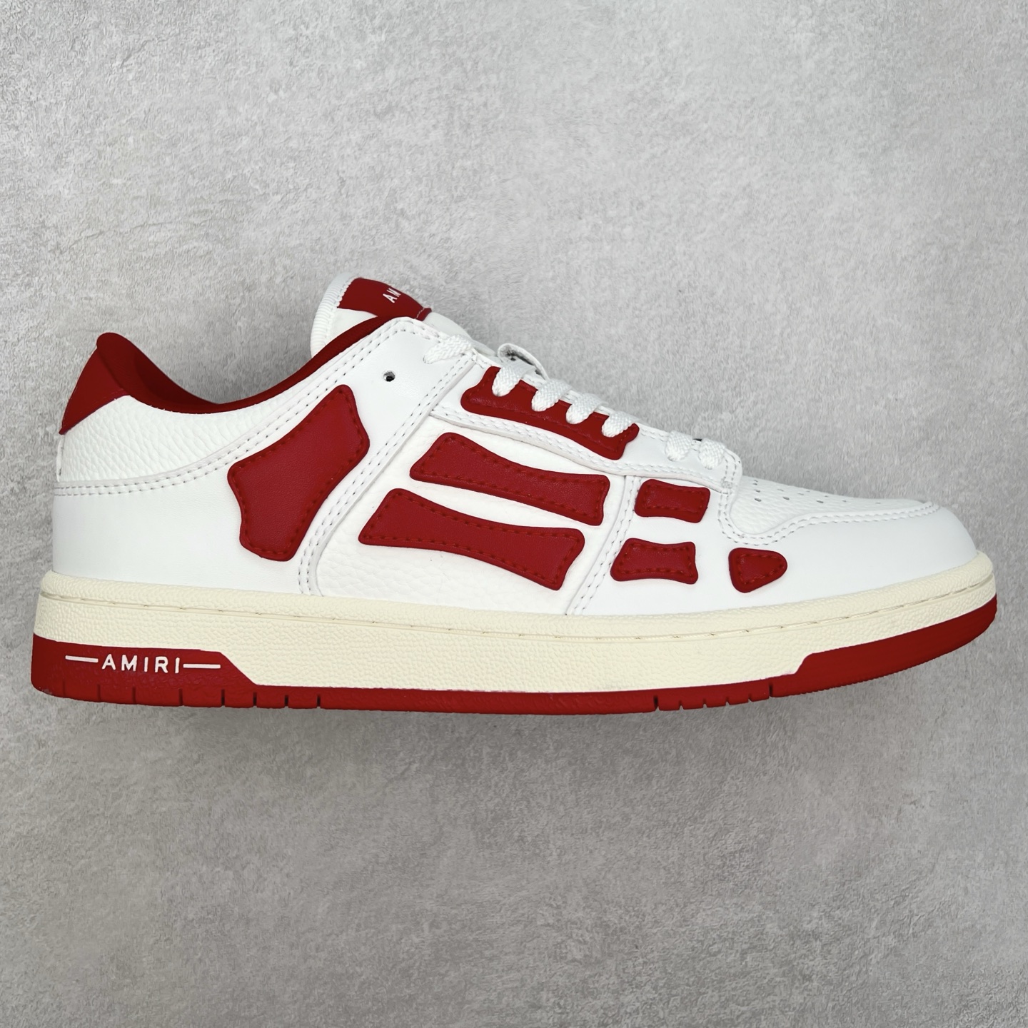 ＃莞产 Amiri 埃米尔 Skeleton Low-Skel top Sneakers 骨骼系列情侣鞋 当潮顶流产品 众星上脚 低帮运动休闲板鞋 正确骨头形状 鞋舌外翻细节 头层牛皮双层加厚鞋面 鞋帮侧面骨头采用两张牛皮贴合处理 立体感更好 皮料切口均油边处理 定制金属LOGO铭牌及吊牌 并配有官方购物袋尽显高端大气 尺码 35 36 37 38 39 40 41 42 43 44 45-选品中心