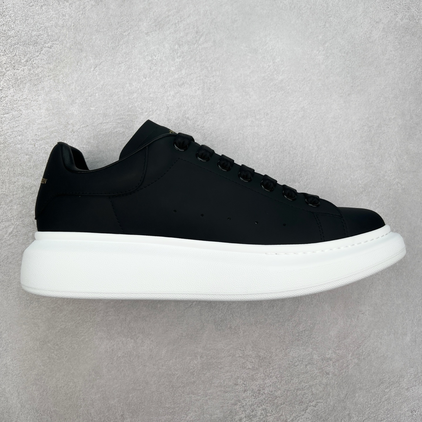 ＃性价比 Alexander McQueen 亚历山大麦昆小白鞋全套专柜包装物及配件(附送快递加固牛皮纸盒)右脚鞋面嵌入核心防伪芯片装置,秒杀市面文案版本 支持NFC原码独立扫描 采用丝绸硬质头层小牛皮鞋面材质 内外超软小羊皮贴脚透气及超软PU脚感乳胶物料鞋 外置原抽真空高密度增高底 白色光滑牛皮革系带运动鞋，圆头设计，鞋跟点缀黑色绒面革细节。搭配宽扁鞋带，鞋舌和后帮饰有 Alexander McQueen 品牌标志。阔型橡胶鞋底。运动鞋另配一副鞋带材料 100% 小牛皮 所有细节与原版一致 尺码：35 36 37 38 39 40 41 42 43 44 45-选品中心