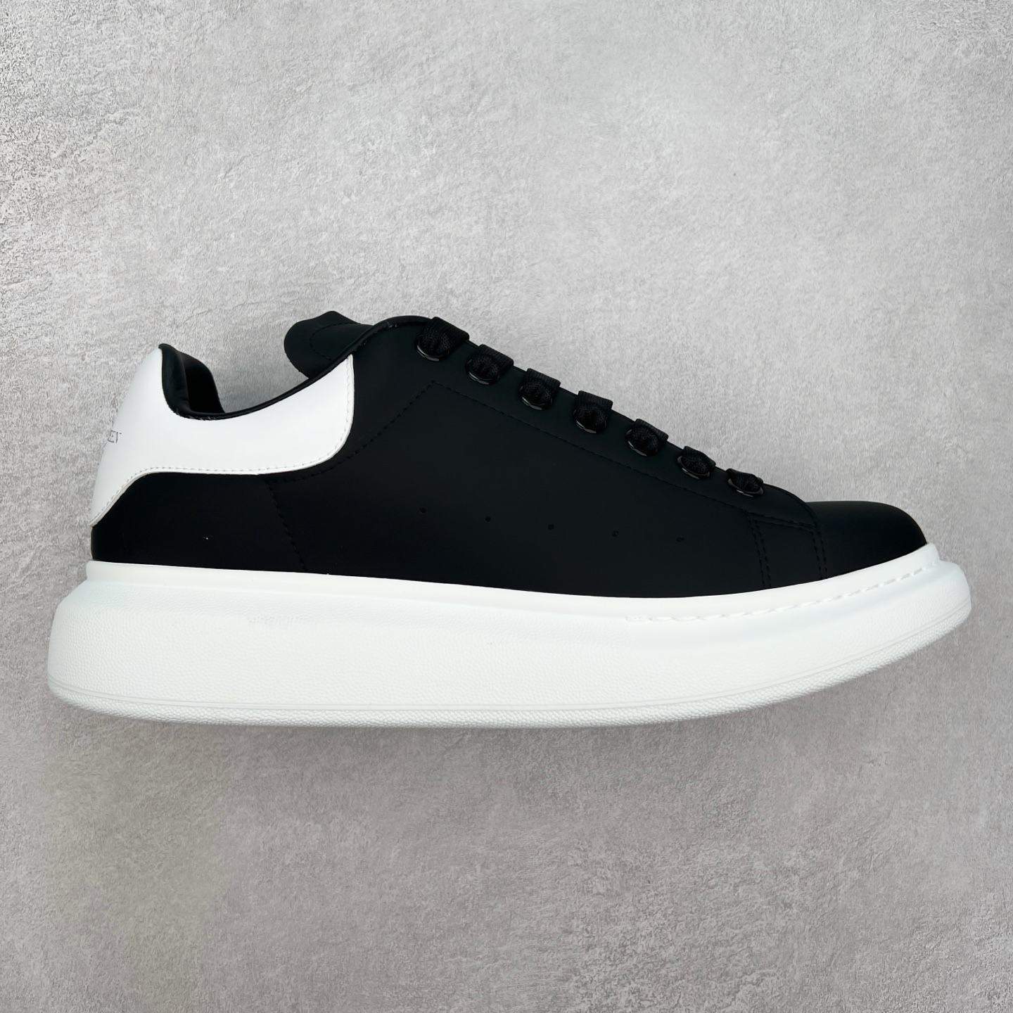 图片[9]-＃性价比 Alexander McQueen 亚历山大麦昆小白鞋全套专柜包装物及配件(附送快递加固牛皮纸盒)右脚鞋面嵌入核心防伪芯片装置,秒杀市面文案版本 支持NFC原码独立扫描 采用丝绸硬质头层小牛皮鞋面材质 内外超软小羊皮贴脚透气及超软PU脚感乳胶物料鞋 外置原抽真空高密度增高底 白色光滑牛皮革系带运动鞋，圆头设计，鞋跟点缀黑色绒面革细节。搭配宽扁鞋带，鞋舌和后帮饰有 Alexander McQueen 品牌标志。阔型橡胶鞋底。运动鞋另配一副鞋带材料 100% 小牛皮 所有细节与原版一致 尺码：35 36 37 38 39 40 41 42 43 44 45-选品中心