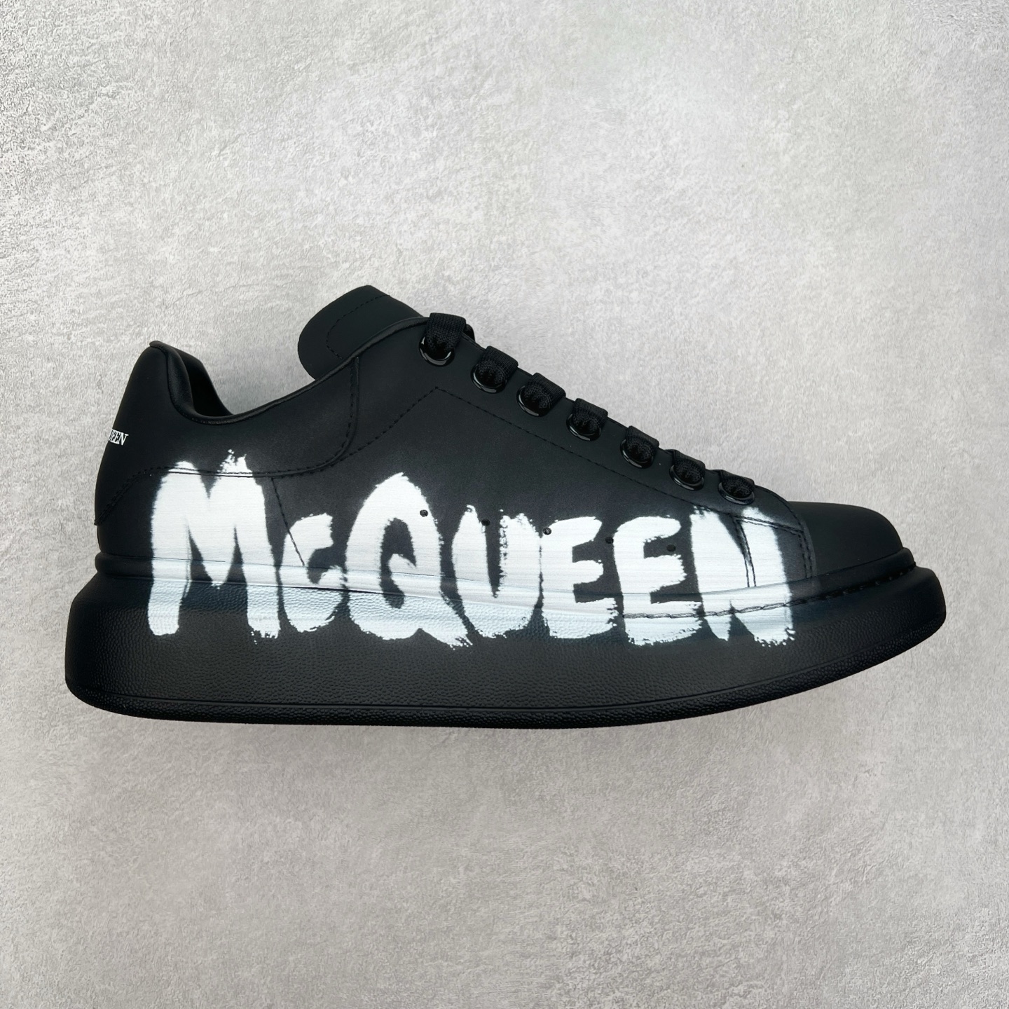 ＃性价比 Alexander McQueen 亚历山大麦昆小白鞋全套专柜包装物及配件(附送快递加固牛皮纸盒)右脚鞋面嵌入核心防伪芯片装置,秒杀市面文案版本 支持NFC原码独立扫描 采用丝绸硬质头层小牛皮鞋面材质 内外超软小羊皮贴脚透气及超软PU脚感乳胶物料鞋 外置原抽真空高密度增高底 白色光滑牛皮革系带运动鞋，圆头设计，鞋跟点缀黑色绒面革细节。搭配宽扁鞋带，鞋舌和后帮饰有 Alexander McQueen 品牌标志。阔型橡胶鞋底。运动鞋另配一副鞋带材料 100% 小牛皮 所有细节与原版一致 尺码：35 36 37 38 39 40 41 42 43 44 45-选品中心