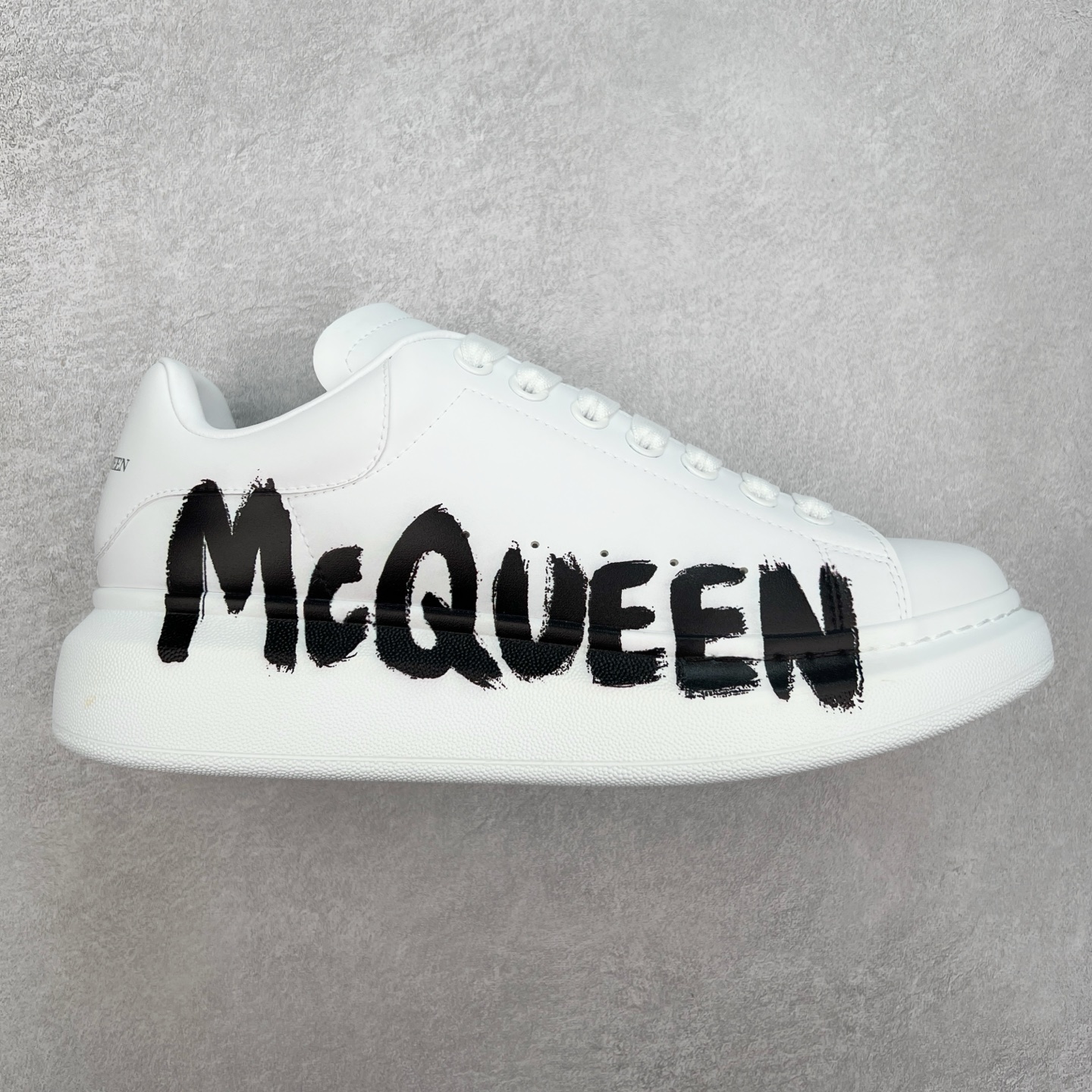 ＃性价比 Alexander McQueen 亚历山大麦昆小白鞋全套专柜包装物及配件(附送快递加固牛皮纸盒)右脚鞋面嵌入核心防伪芯片装置,秒杀市面文案版本 支持NFC原码独立扫描 采用丝绸硬质头层小牛皮鞋面材质 内外超软小羊皮贴脚透气及超软PU脚感乳胶物料鞋 外置原抽真空高密度增高底 白色光滑牛皮革系带运动鞋，圆头设计，鞋跟点缀黑色绒面革细节。搭配宽扁鞋带，鞋舌和后帮饰有 Alexander McQueen 品牌标志。阔型橡胶鞋底。运动鞋另配一副鞋带材料 100% 小牛皮 所有细节与原版一致 尺码：35 36 37 38 39 40 41 42 43 44 45-选品中心