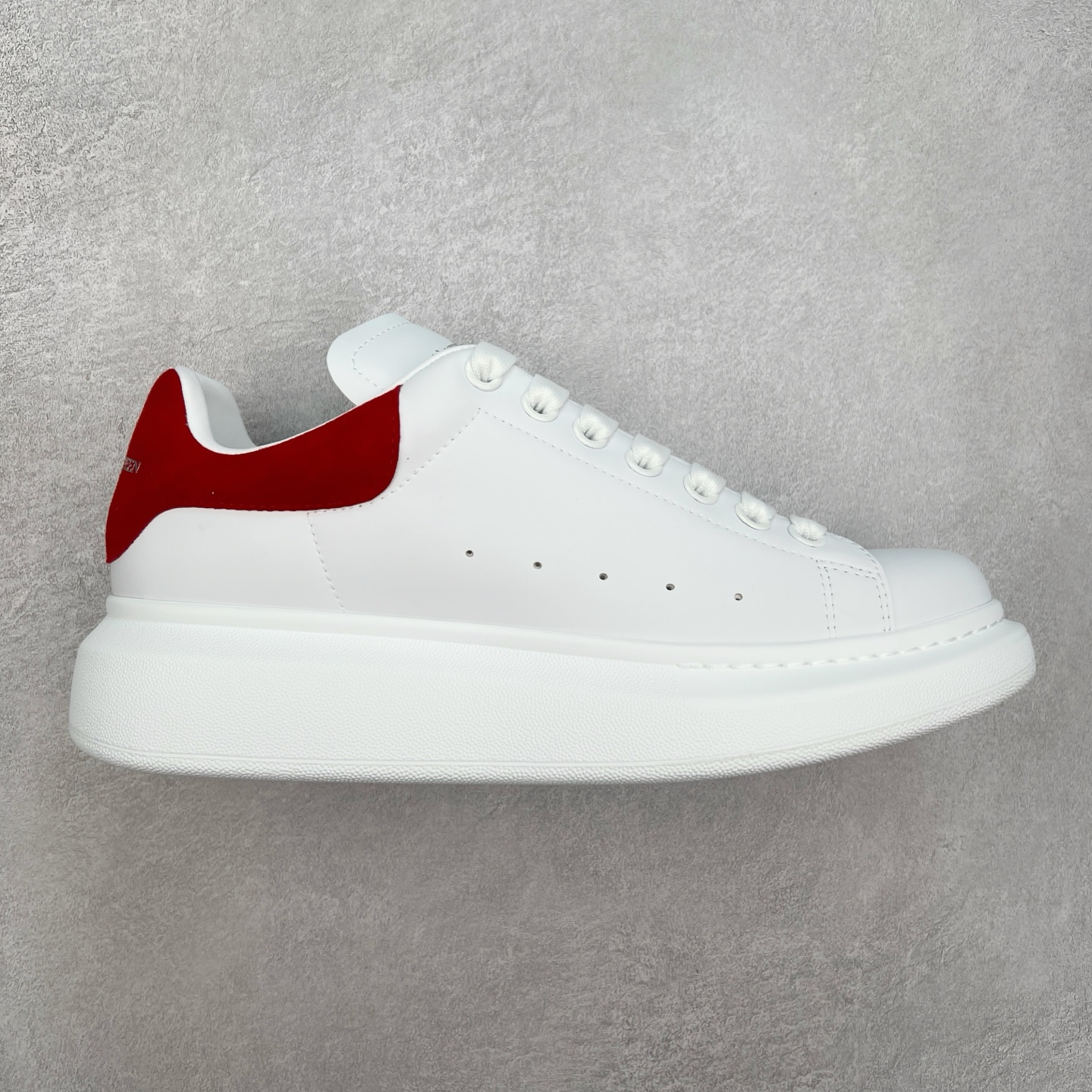 ＃性价比 Alexander McQueen 亚历山大麦昆小白鞋全套专柜包装物及配件(附送快递加固牛皮纸盒)右脚鞋面嵌入核心防伪芯片装置,秒杀市面文案版本 支持NFC原码独立扫描 采用丝绸硬质头层小牛皮鞋面材质 内外超软小羊皮贴脚透气及超软PU脚感乳胶物料鞋 外置原抽真空高密度增高底 白色光滑牛皮革系带运动鞋，圆头设计，鞋跟点缀黑色绒面革细节。搭配宽扁鞋带，鞋舌和后帮饰有 Alexander McQueen 品牌标志。阔型橡胶鞋底。运动鞋另配一副鞋带材料 100% 小牛皮 所有细节与原版一致 尺码：35 36 37 38 39 40 41 42 43 44 45-选品中心