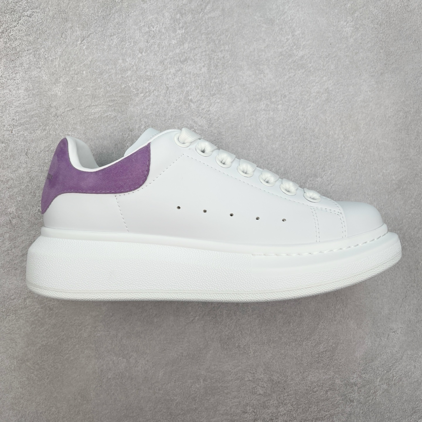 ＃性价比 Alexander McQueen 亚历山大麦昆小白鞋全套专柜包装物及配件(附送快递加固牛皮纸盒)右脚鞋面嵌入核心防伪芯片装置,秒杀市面文案版本 支持NFC原码独立扫描 采用丝绸硬质头层小牛皮鞋面材质 内外超软小羊皮贴脚透气及超软PU脚感乳胶物料鞋 外置原抽真空高密度增高底 白色光滑牛皮革系带运动鞋，圆头设计，鞋跟点缀黑色绒面革细节。搭配宽扁鞋带，鞋舌和后帮饰有 Alexander McQueen 品牌标志。阔型橡胶鞋底。运动鞋另配一副鞋带材料 100% 小牛皮 所有细节与原版一致 尺码：35 36 37 38 39 40 41 42 43 44 45-选品中心