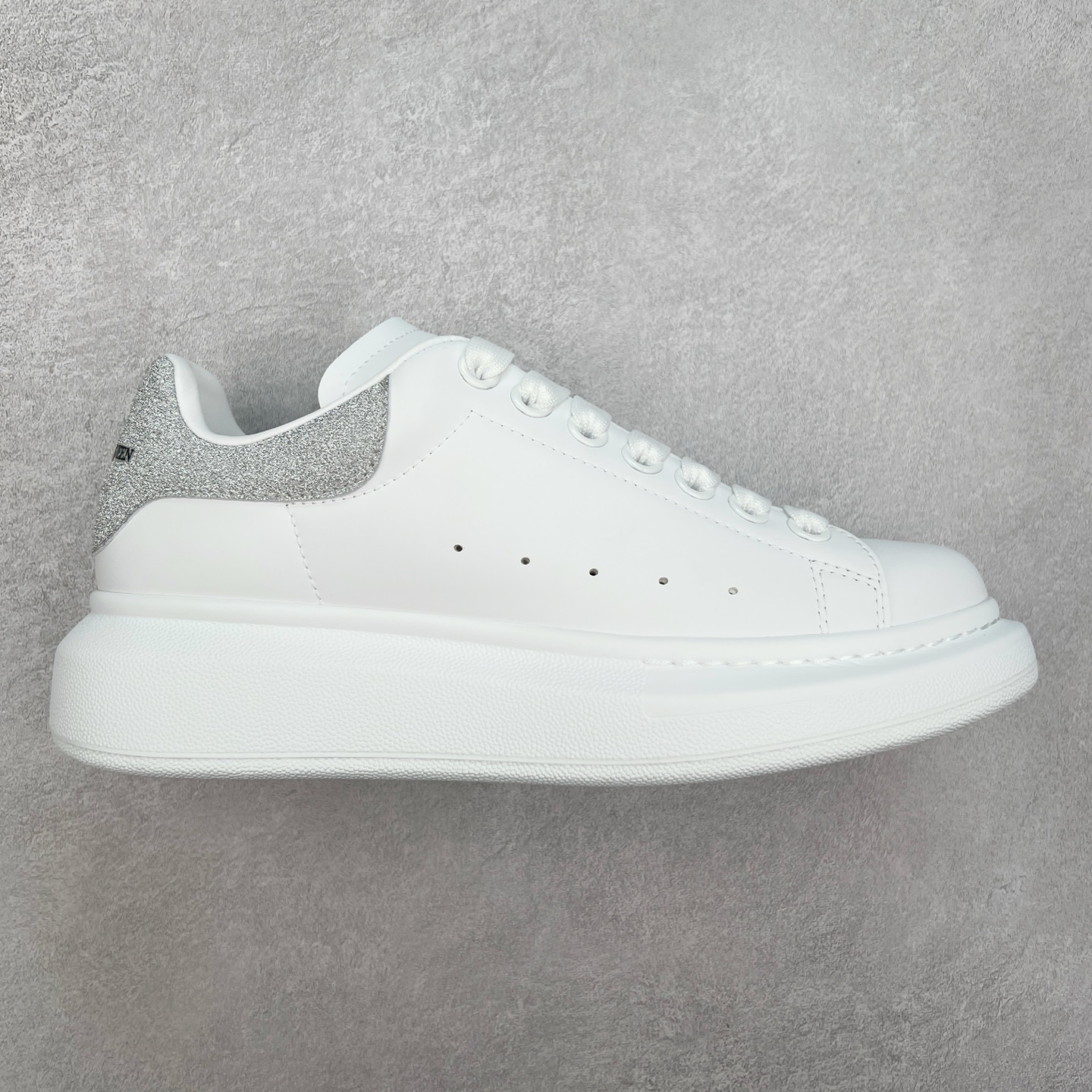 ＃性价比 Alexander McQueen 亚历山大麦昆小白鞋全套专柜包装物及配件(附送快递加固牛皮纸盒)右脚鞋面嵌入核心防伪芯片装置,秒杀市面文案版本 支持NFC原码独立扫描 采用丝绸硬质头层小牛皮鞋面材质 内外超软小羊皮贴脚透气及超软PU脚感乳胶物料鞋 外置原抽真空高密度增高底 白色光滑牛皮革系带运动鞋，圆头设计，鞋跟点缀黑色绒面革细节。搭配宽扁鞋带，鞋舌和后帮饰有 Alexander McQueen 品牌标志。阔型橡胶鞋底。运动鞋另配一副鞋带材料 100% 小牛皮 所有细节与原版一致 尺码：35 36 37 38 39 40 41 42 43 44 45-选品中心