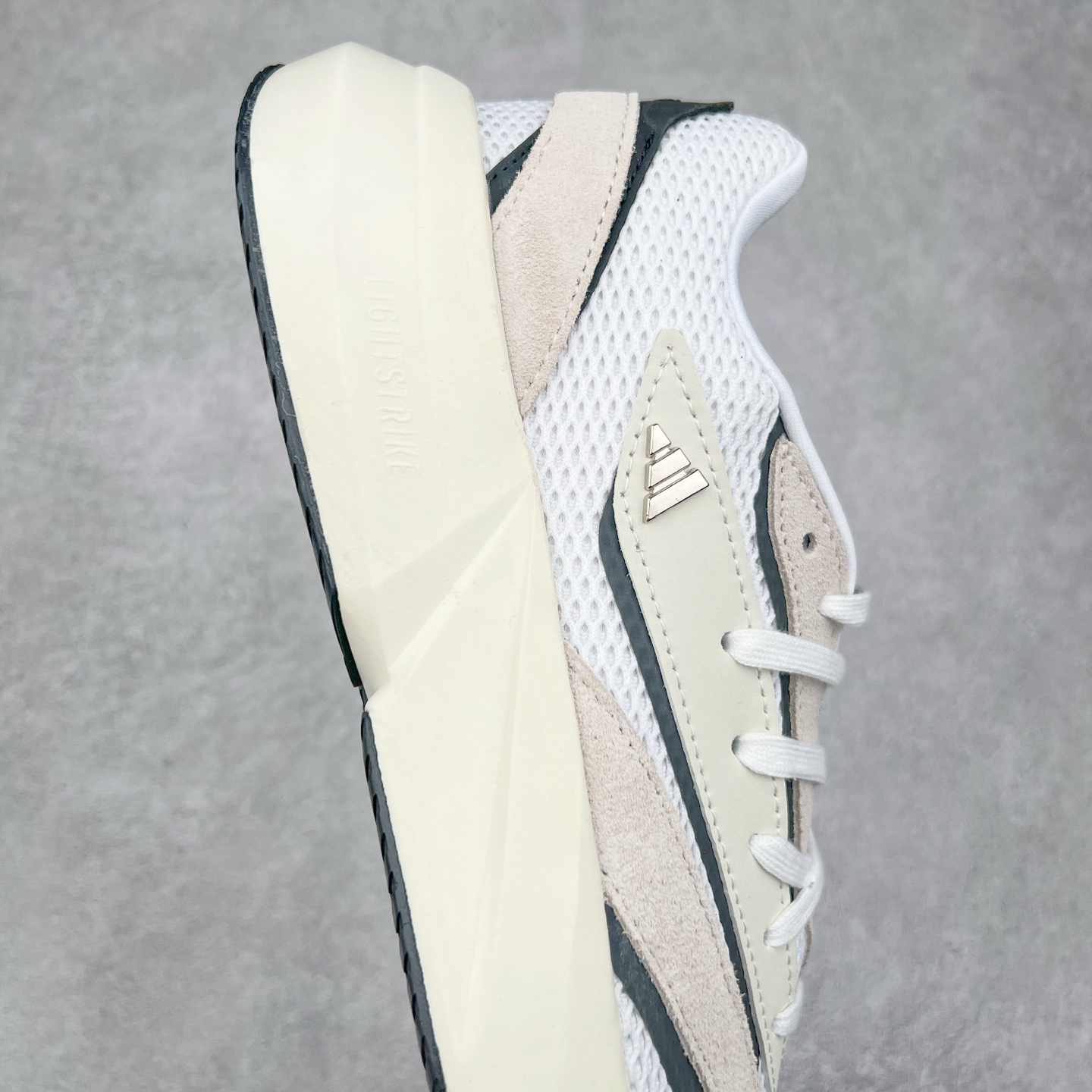 图片[6]-AD LIGHTBLAZE 流光舒适防滑耐磨低帮跑步鞋 JH6962 前卫的专业跑鞋风格造型，LIGHTBLAZE延续了竞速美学的流线轮廓，保留住了与 AdizeroAdios Pro Evo 1相类似厚底理念和「宽三道杠」的视觉元素。尺码：36 36.5 37.5 38 38.5 39 40 40.5 41 42 42.5 43 44 44.5 45-选品中心