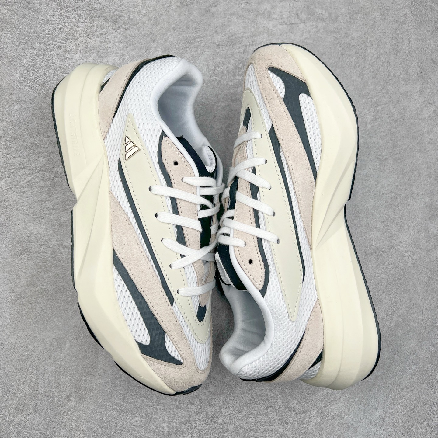 图片[3]-AD LIGHTBLAZE 流光舒适防滑耐磨低帮跑步鞋 JH6962 前卫的专业跑鞋风格造型，LIGHTBLAZE延续了竞速美学的流线轮廓，保留住了与 AdizeroAdios Pro Evo 1相类似厚底理念和「宽三道杠」的视觉元素。尺码：36 36.5 37.5 38 38.5 39 40 40.5 41 42 42.5 43 44 44.5 45-选品中心