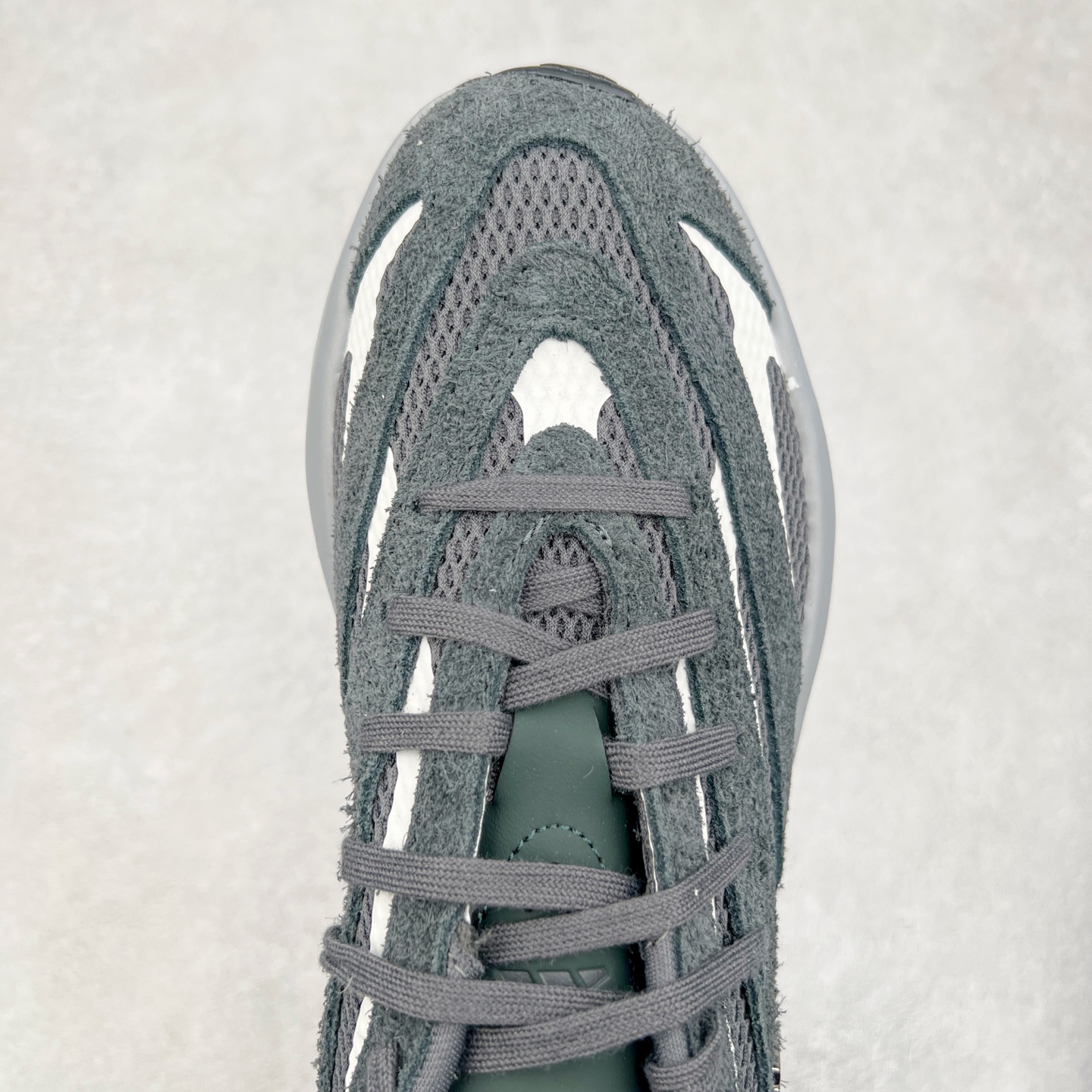 图片[4]-AD LIGHTBLAZE 流光舒适防滑耐磨低帮跑步鞋 JQ9974 前卫的专业跑鞋风格造型，LIGHTBLAZE延续了竞速美学的流线轮廓，保留住了与 AdizeroAdios Pro Evo 1相类似厚底理念和「宽三道杠」的视觉元素。尺码：36 36.5 37.5 38 38.5 39 40 40.5 41 42 42.5 43 44 44.5 45-选品中心