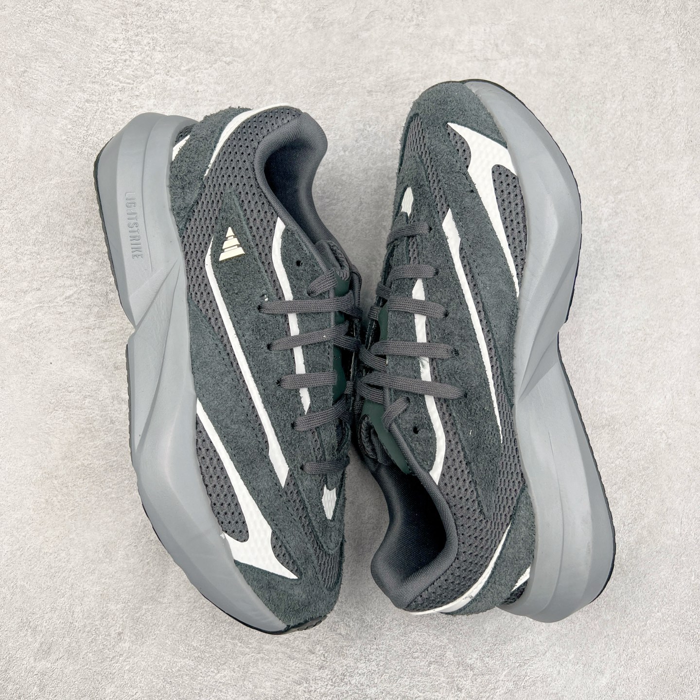 图片[3]-AD LIGHTBLAZE 流光舒适防滑耐磨低帮跑步鞋 JQ9974 前卫的专业跑鞋风格造型，LIGHTBLAZE延续了竞速美学的流线轮廓，保留住了与 AdizeroAdios Pro Evo 1相类似厚底理念和「宽三道杠」的视觉元素。尺码：36 36.5 37.5 38 38.5 39 40 40.5 41 42 42.5 43 44 44.5 45-选品中心