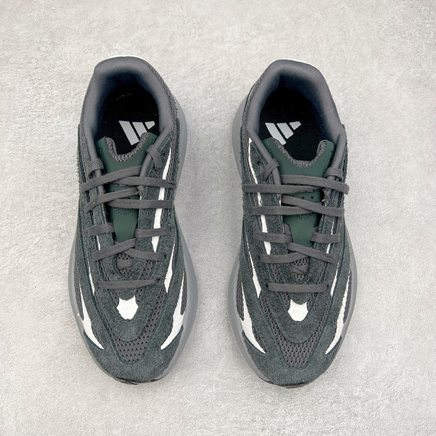 图片[2]-AD LIGHTBLAZE 流光舒适防滑耐磨低帮跑步鞋 JQ9974 前卫的专业跑鞋风格造型，LIGHTBLAZE延续了竞速美学的流线轮廓，保留住了与 AdizeroAdios Pro Evo 1相类似厚底理念和「宽三道杠」的视觉元素。尺码：36 36.5 37.5 38 38.5 39 40 40.5 41 42 42.5 43 44 44.5 45-选品中心