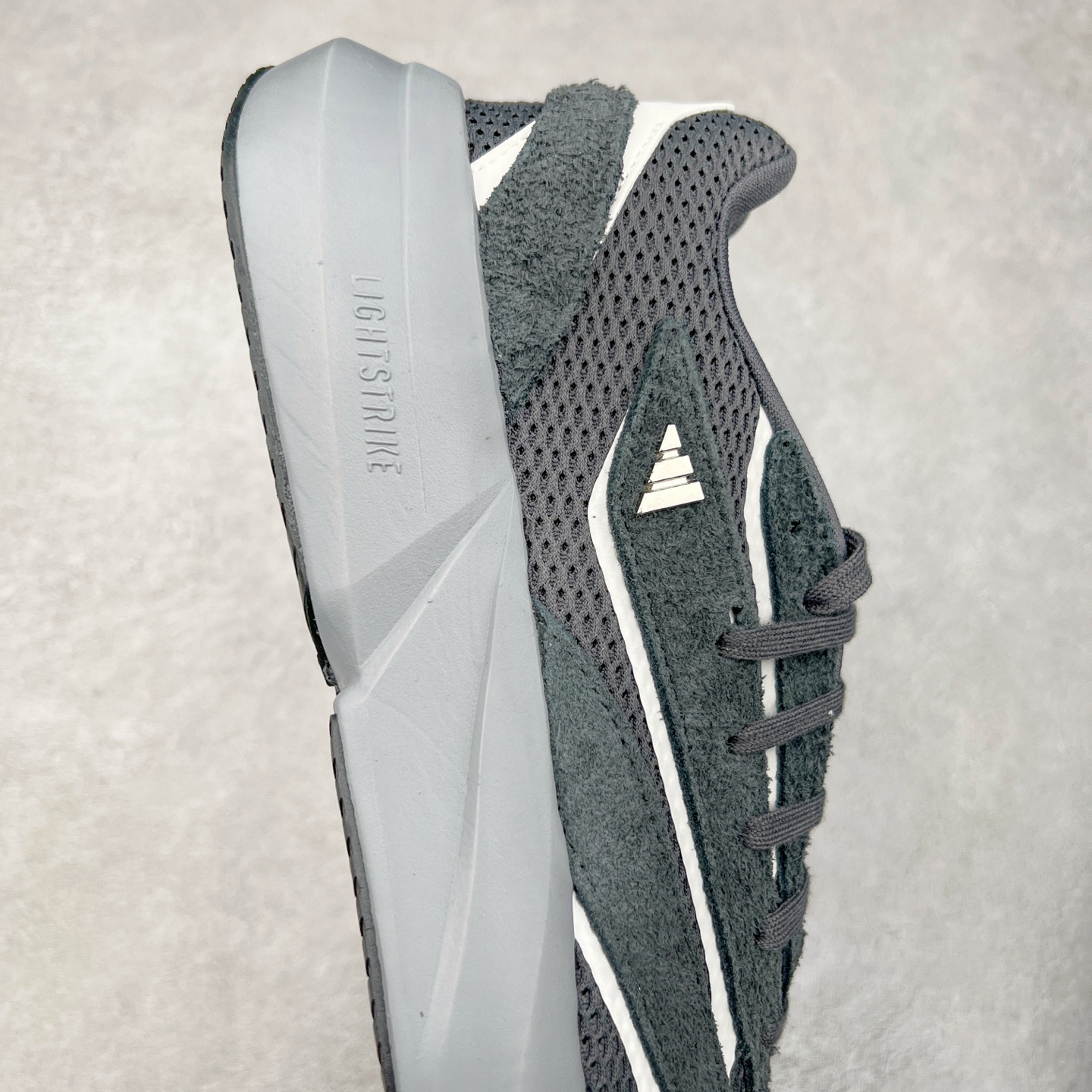 图片[6]-AD LIGHTBLAZE 流光舒适防滑耐磨低帮跑步鞋 JQ9974 前卫的专业跑鞋风格造型，LIGHTBLAZE延续了竞速美学的流线轮廓，保留住了与 AdizeroAdios Pro Evo 1相类似厚底理念和「宽三道杠」的视觉元素。尺码：36 36.5 37.5 38 38.5 39 40 40.5 41 42 42.5 43 44 44.5 45-选品中心