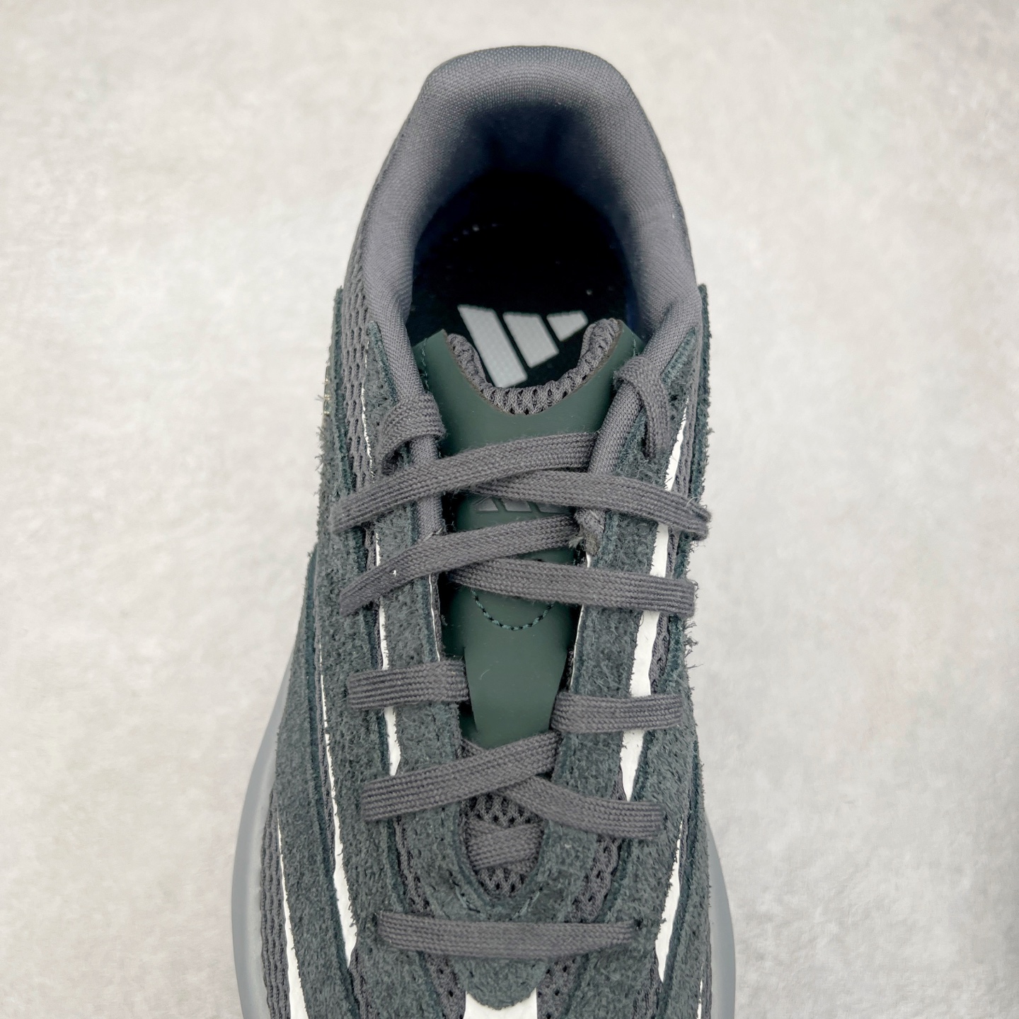 图片[5]-AD LIGHTBLAZE 流光舒适防滑耐磨低帮跑步鞋 JQ9974 前卫的专业跑鞋风格造型，LIGHTBLAZE延续了竞速美学的流线轮廓，保留住了与 AdizeroAdios Pro Evo 1相类似厚底理念和「宽三道杠」的视觉元素。尺码：36 36.5 37.5 38 38.5 39 40 40.5 41 42 42.5 43 44 44.5 45-选品中心