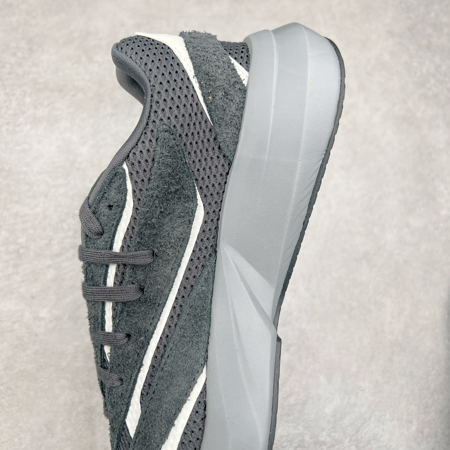 图片[7]-AD LIGHTBLAZE 流光舒适防滑耐磨低帮跑步鞋 JQ9974 前卫的专业跑鞋风格造型，LIGHTBLAZE延续了竞速美学的流线轮廓，保留住了与 AdizeroAdios Pro Evo 1相类似厚底理念和「宽三道杠」的视觉元素。尺码：36 36.5 37.5 38 38.5 39 40 40.5 41 42 42.5 43 44 44.5 45-选品中心