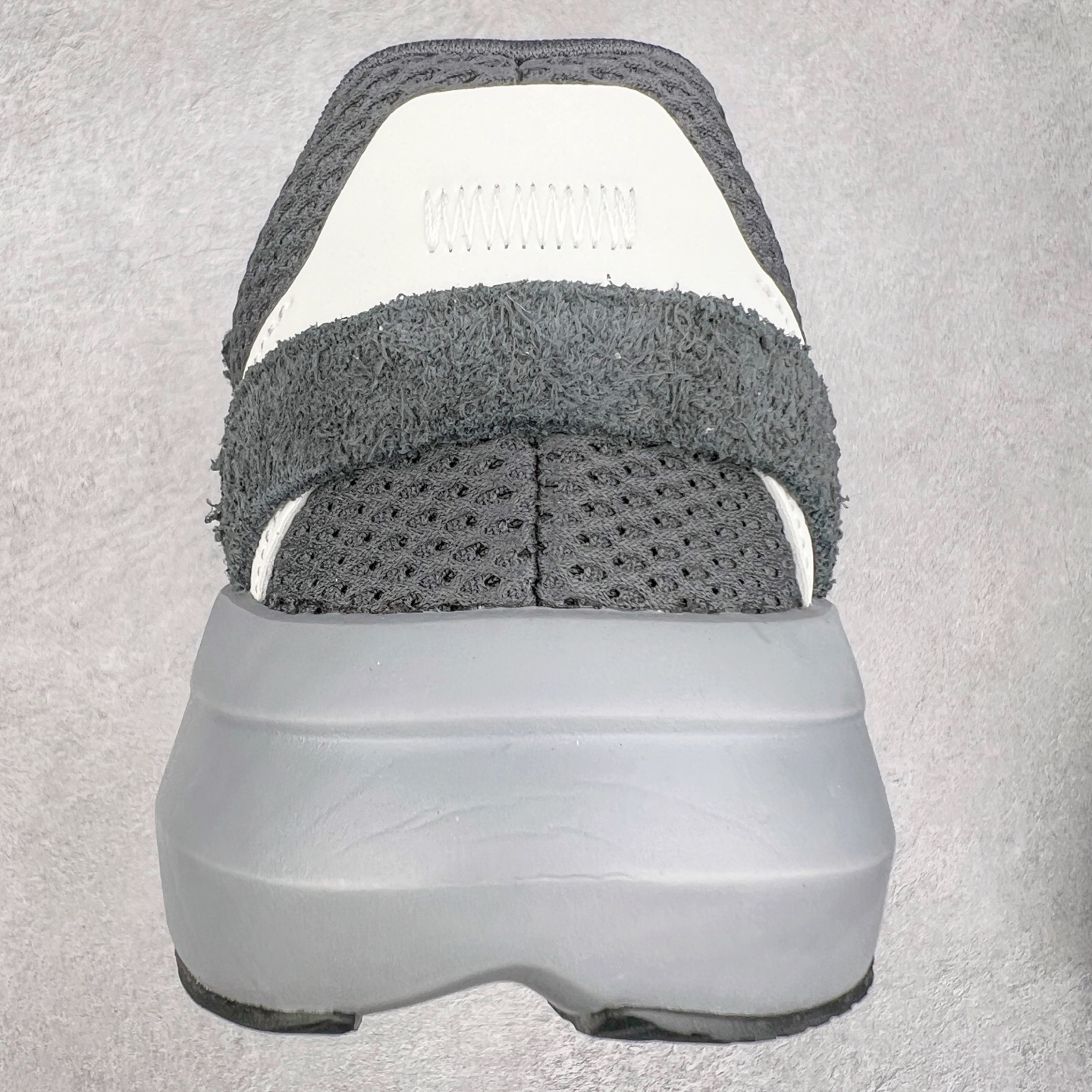 图片[8]-AD LIGHTBLAZE 流光舒适防滑耐磨低帮跑步鞋 JQ9974 前卫的专业跑鞋风格造型，LIGHTBLAZE延续了竞速美学的流线轮廓，保留住了与 AdizeroAdios Pro Evo 1相类似厚底理念和「宽三道杠」的视觉元素。尺码：36 36.5 37.5 38 38.5 39 40 40.5 41 42 42.5 43 44 44.5 45-选品中心