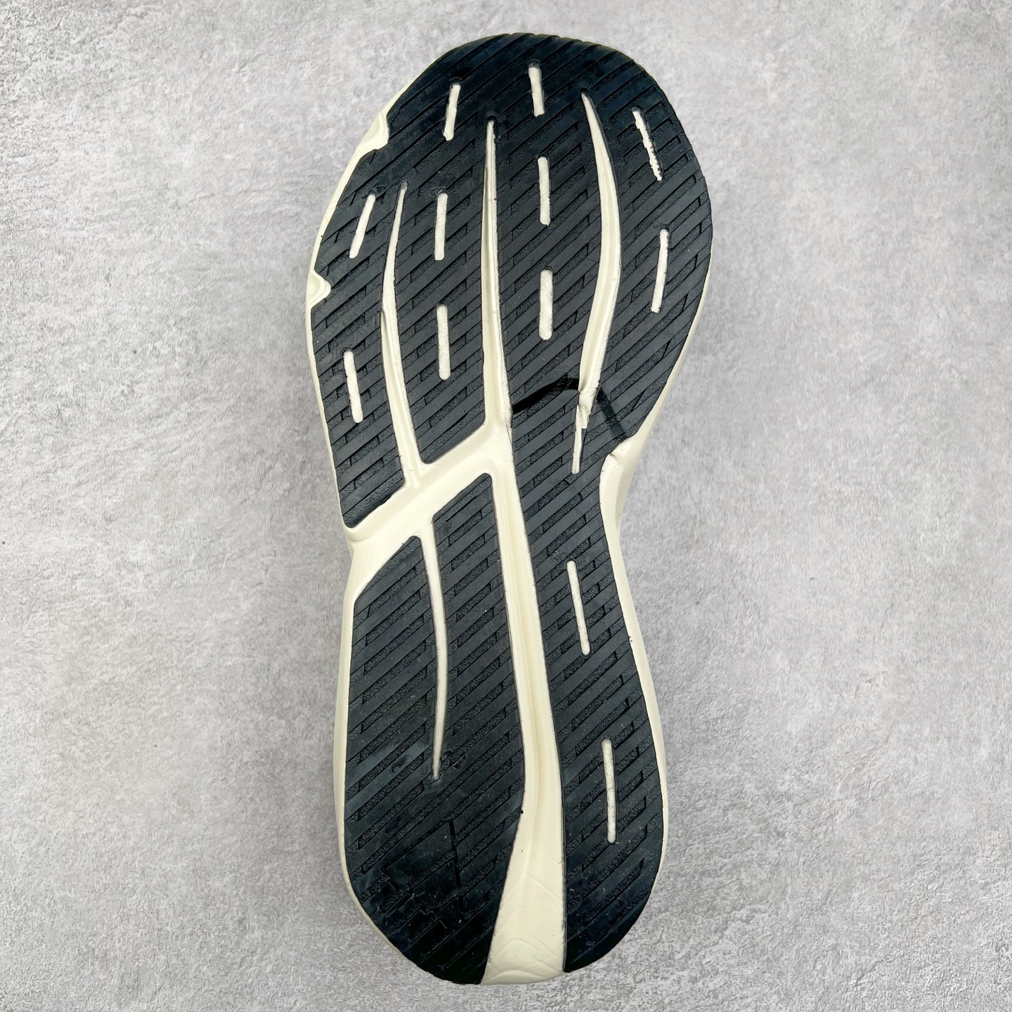 图片[9]-AD LIGHTBLAZE 流光舒适防滑耐磨低帮跑步鞋 JQ9967 前卫的专业跑鞋风格造型，LIGHTBLAZE延续了竞速美学的流线轮廓，保留住了与 AdizeroAdios Pro Evo 1相类似厚底理念和「宽三道杠」的视觉元素。尺码：36 36.5 37.5 38 38.5 39 40 40.5 41 42 42.5 43 44 44.5 45-选品中心