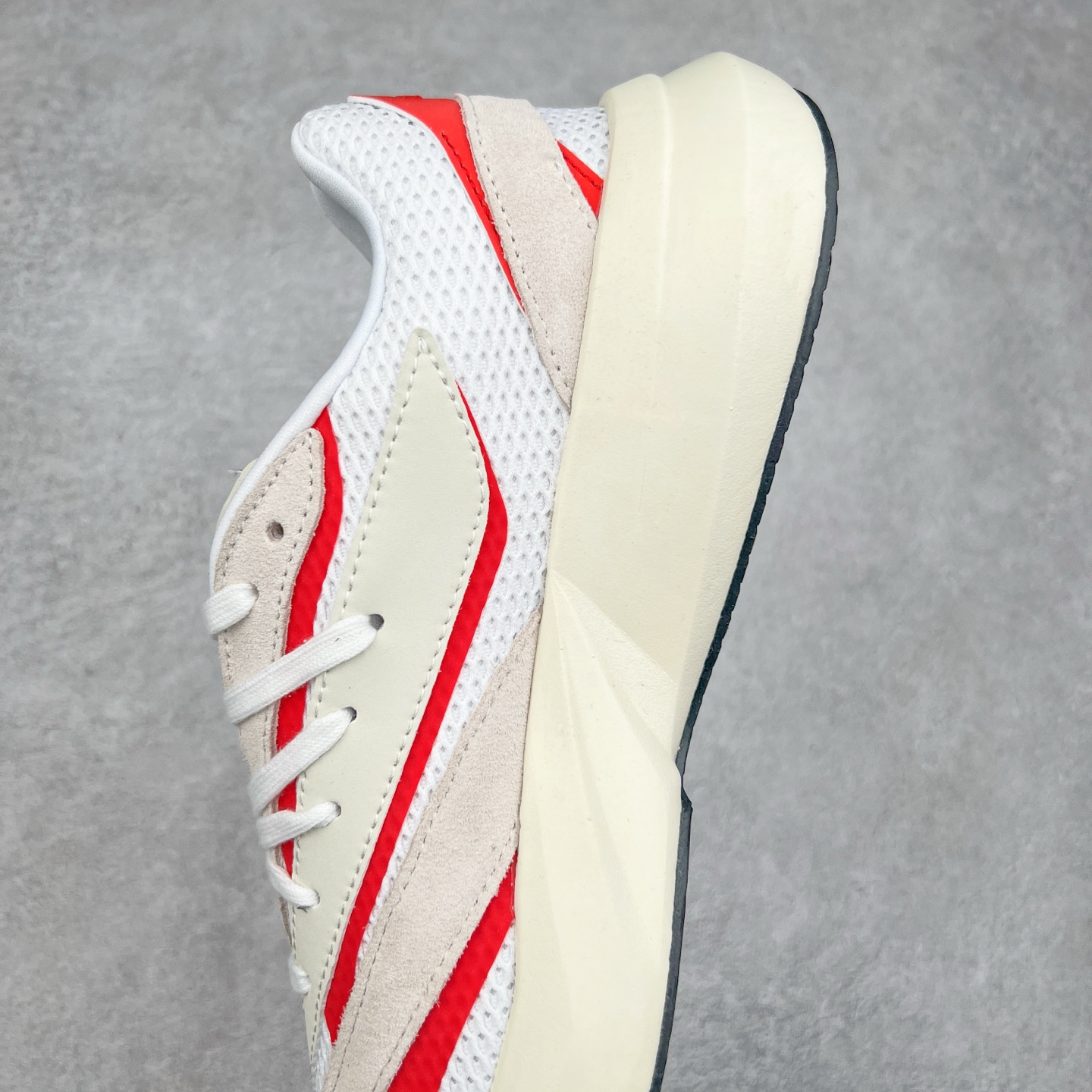 图片[7]-AD LIGHTBLAZE 流光舒适防滑耐磨低帮跑步鞋 JQ9967 前卫的专业跑鞋风格造型，LIGHTBLAZE延续了竞速美学的流线轮廓，保留住了与 AdizeroAdios Pro Evo 1相类似厚底理念和「宽三道杠」的视觉元素。尺码：36 36.5 37.5 38 38.5 39 40 40.5 41 42 42.5 43 44 44.5 45-选品中心