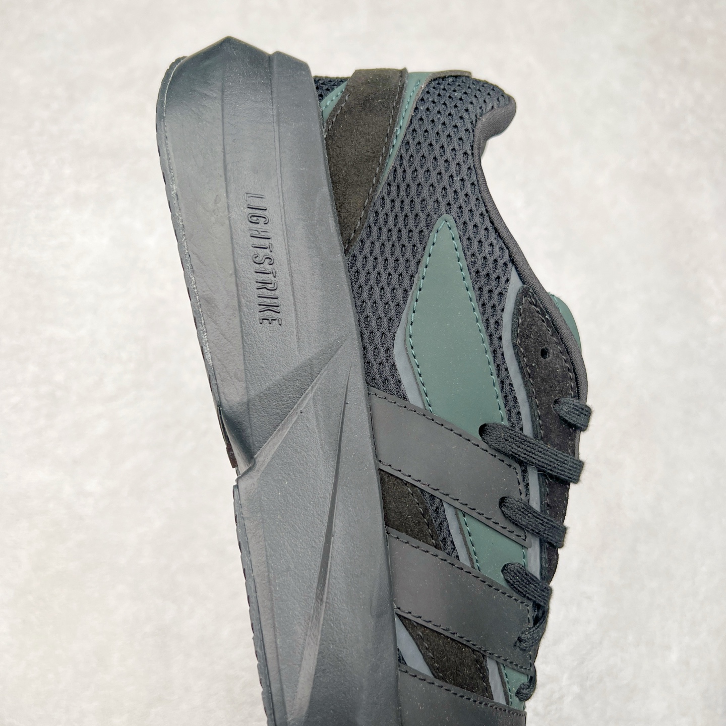 图片[6]-AD LIGHTBLAZE 流光舒适防滑耐磨低帮跑步鞋 JH6941 前卫的专业跑鞋风格造型，LIGHTBLAZE延续了竞速美学的流线轮廓，保留住了与 AdizeroAdios Pro Evo 1相类似厚底理念和「宽三道杠」的视觉元素。尺码：36 36.5 37.5 38 38.5 39 40 40.5 41 42 42.5 43 44 44.5 45-选品中心