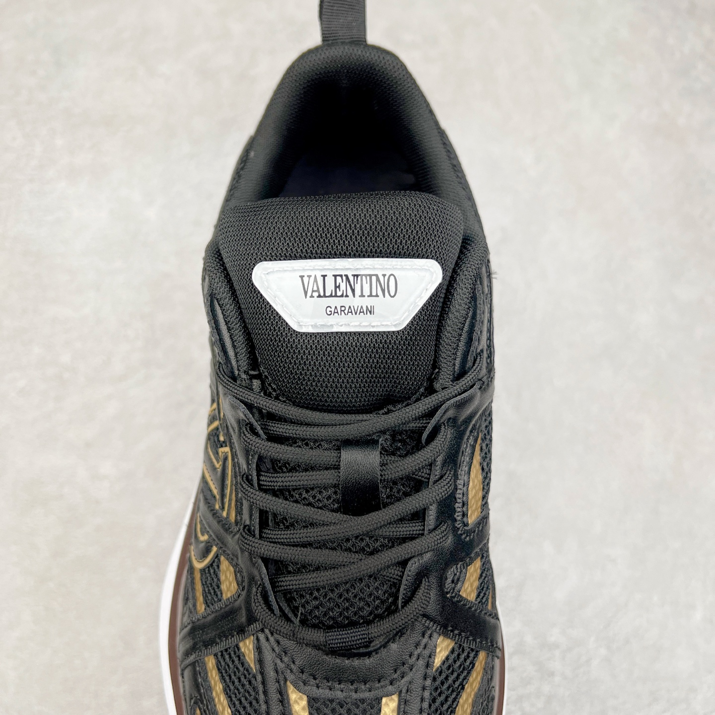 图片[5]-Valentino华伦天奴 Vlogo Easyjog 小牛皮 圆头系带 低帮 生活休闲鞋 实拍调校N版已经零色差零失真 百分百还原实物色彩所见即所得 不存在货不对板色差等低级问题 选购参考实物拍摄 不混卖不参货 只用心做好货严格选品 承诺混一赔十 尺码：36 37 38 39 40 41 42 43 44 45-选品中心