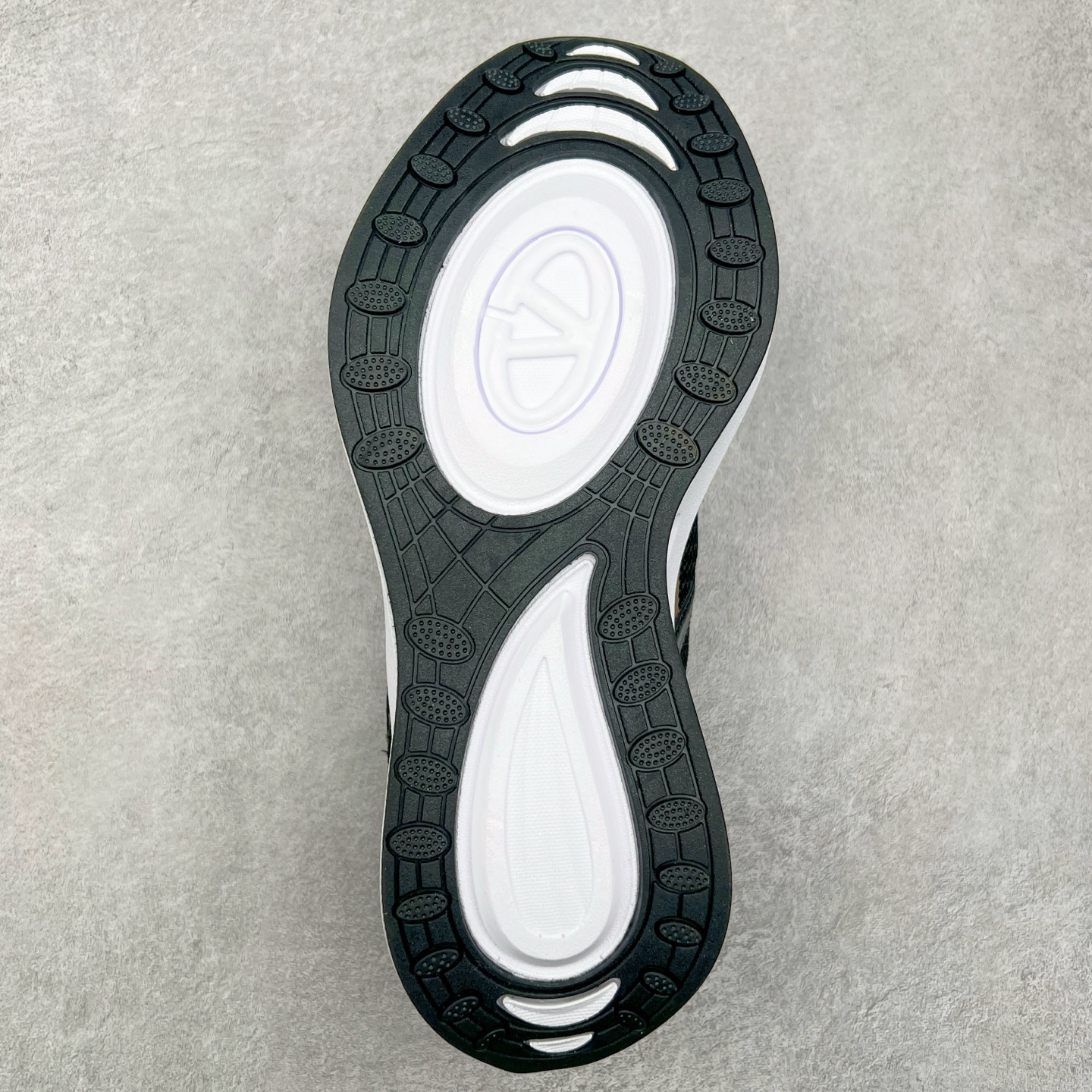 图片[9]-Valentino华伦天奴 Vlogo Easyjog 小牛皮 圆头系带 低帮 生活休闲鞋 实拍调校N版已经零色差零失真 百分百还原实物色彩所见即所得 不存在货不对板色差等低级问题 选购参考实物拍摄 不混卖不参货 只用心做好货严格选品 承诺混一赔十 尺码：36 37 38 39 40 41 42 43 44 45-选品中心