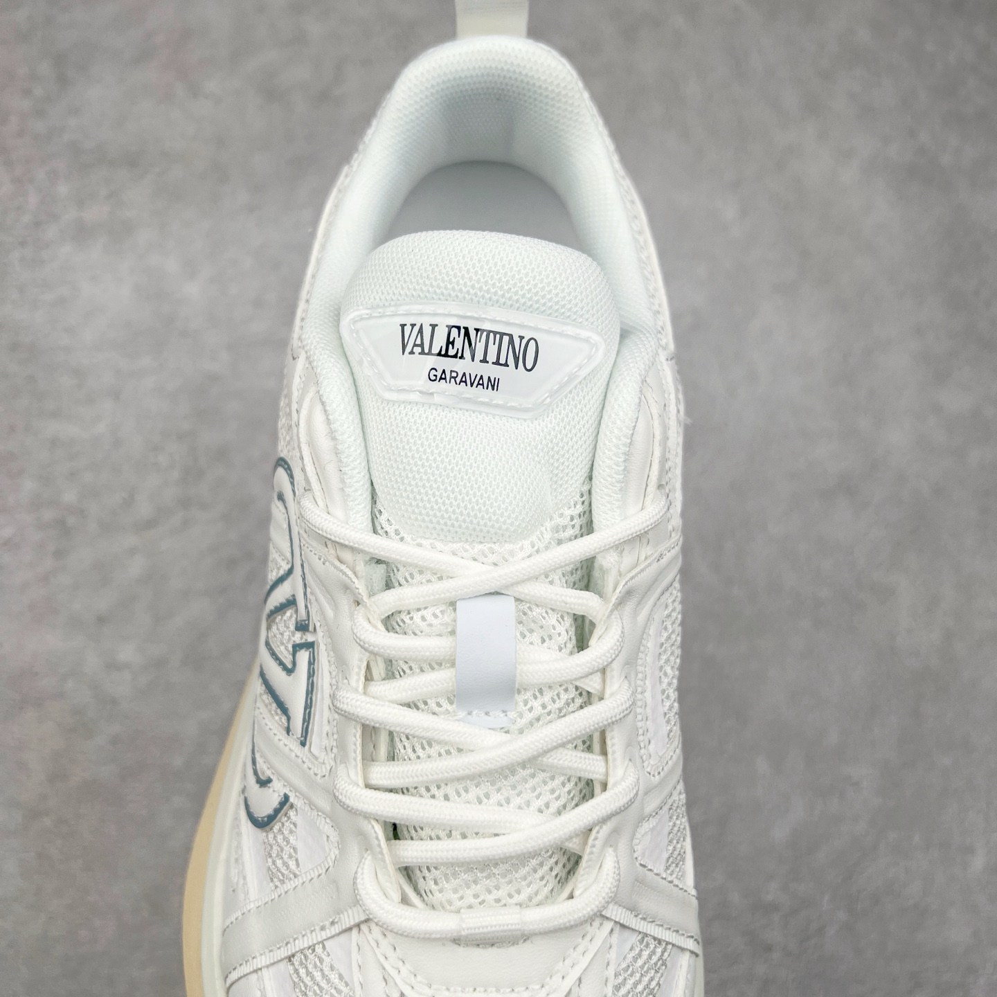 图片[5]-Valentino华伦天奴 Vlogo Easyjog 小牛皮 圆头系带 低帮 生活休闲鞋 实拍调校N版已经零色差零失真 百分百还原实物色彩所见即所得 不存在货不对板色差等低级问题 选购参考实物拍摄 不混卖不参货 只用心做好货严格选品 承诺混一赔十 尺码：36 37 38 39 40 41 42 43 44 45-选品中心