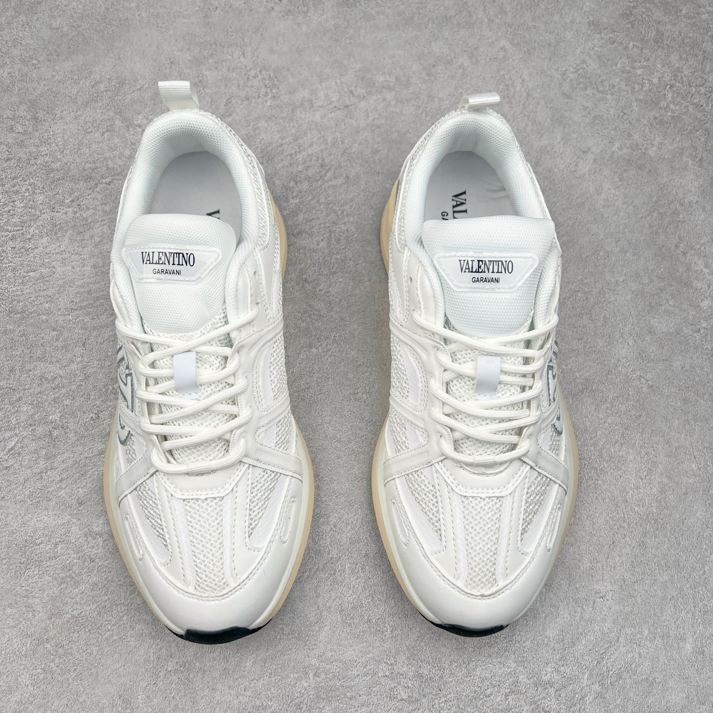 图片[2]-Valentino华伦天奴 Vlogo Easyjog 小牛皮 圆头系带 低帮 生活休闲鞋 实拍调校N版已经零色差零失真 百分百还原实物色彩所见即所得 不存在货不对板色差等低级问题 选购参考实物拍摄 不混卖不参货 只用心做好货严格选品 承诺混一赔十 尺码：36 37 38 39 40 41 42 43 44 45-选品中心