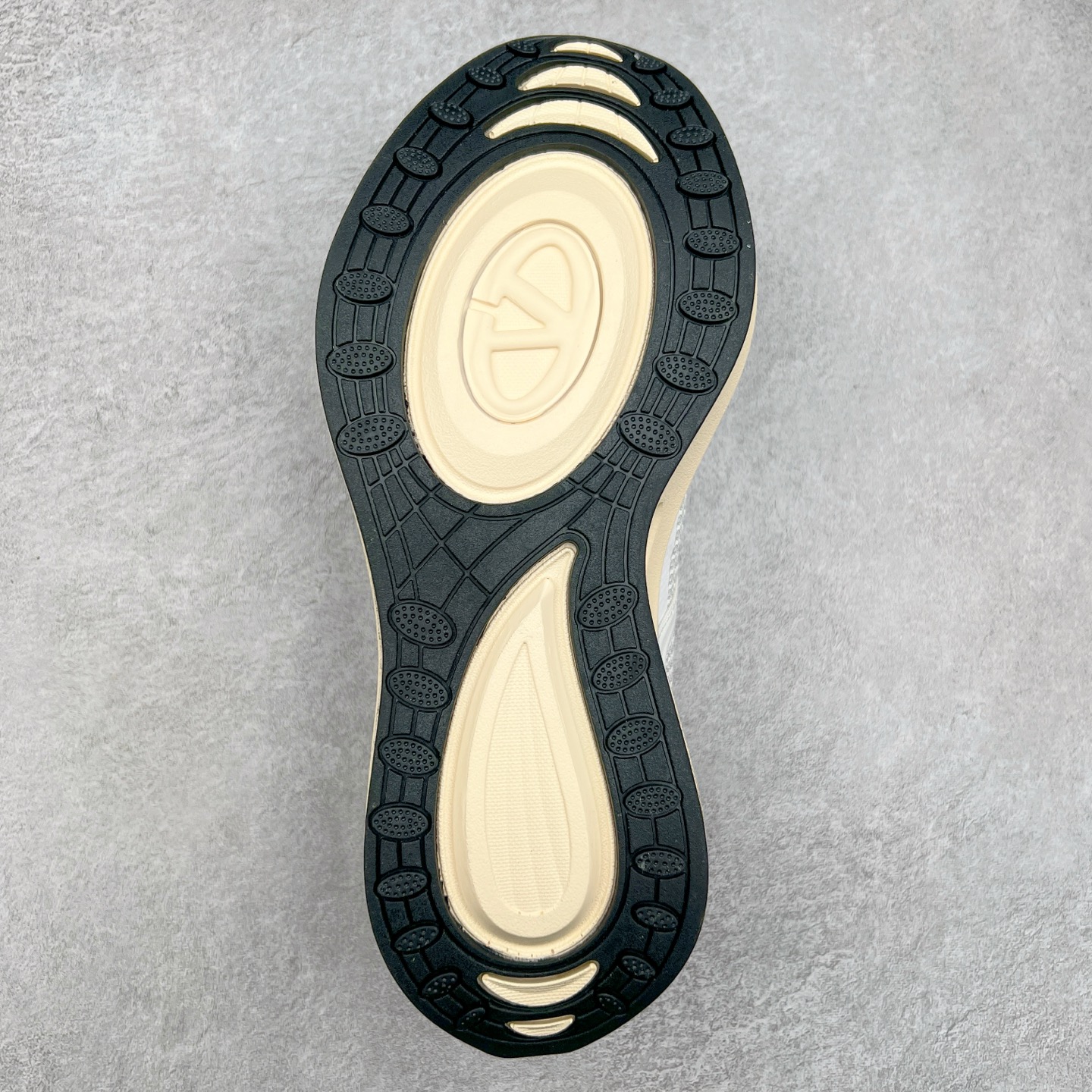 图片[9]-Valentino华伦天奴 Vlogo Easyjog 小牛皮 圆头系带 低帮 生活休闲鞋 实拍调校N版已经零色差零失真 百分百还原实物色彩所见即所得 不存在货不对板色差等低级问题 选购参考实物拍摄 不混卖不参货 只用心做好货严格选品 承诺混一赔十 尺码：36 37 38 39 40 41 42 43 44 45-选品中心