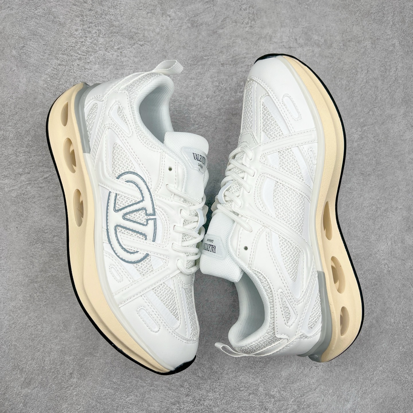 图片[3]-Valentino华伦天奴 Vlogo Easyjog 小牛皮 圆头系带 低帮 生活休闲鞋 实拍调校N版已经零色差零失真 百分百还原实物色彩所见即所得 不存在货不对板色差等低级问题 选购参考实物拍摄 不混卖不参货 只用心做好货严格选品 承诺混一赔十 尺码：36 37 38 39 40 41 42 43 44 45-选品中心