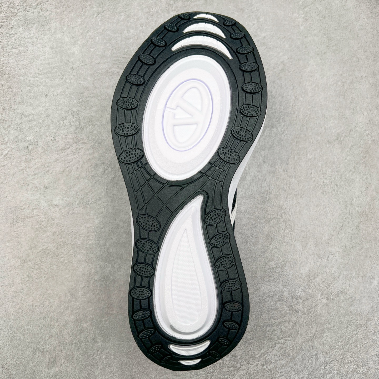 图片[9]-Valentino华伦天奴 Vlogo Easyjog 小牛皮 圆头系带 低帮 生活休闲鞋 实拍调校N版已经零色差零失真 百分百还原实物色彩所见即所得 不存在货不对板色差等低级问题 选购参考实物拍摄 不混卖不参货 只用心做好货严格选品 承诺混一赔十 尺码：36 37 38 39 40 41 42 43 44 45-选品中心