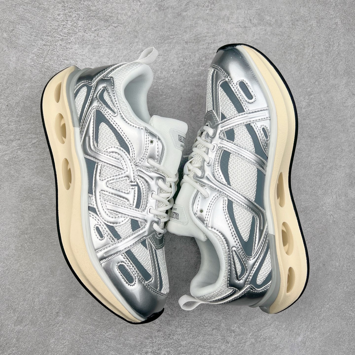 图片[3]-Valentino华伦天奴 Vlogo Easyjog 小牛皮 圆头系带 低帮 生活休闲鞋 实拍调校N版已经零色差零失真 百分百还原实物色彩所见即所得 不存在货不对板色差等低级问题 选购参考实物拍摄 不混卖不参货 只用心做好货严格选品 承诺混一赔十 尺码：36 37 38 39 40 41 42 43 44 45-选品中心