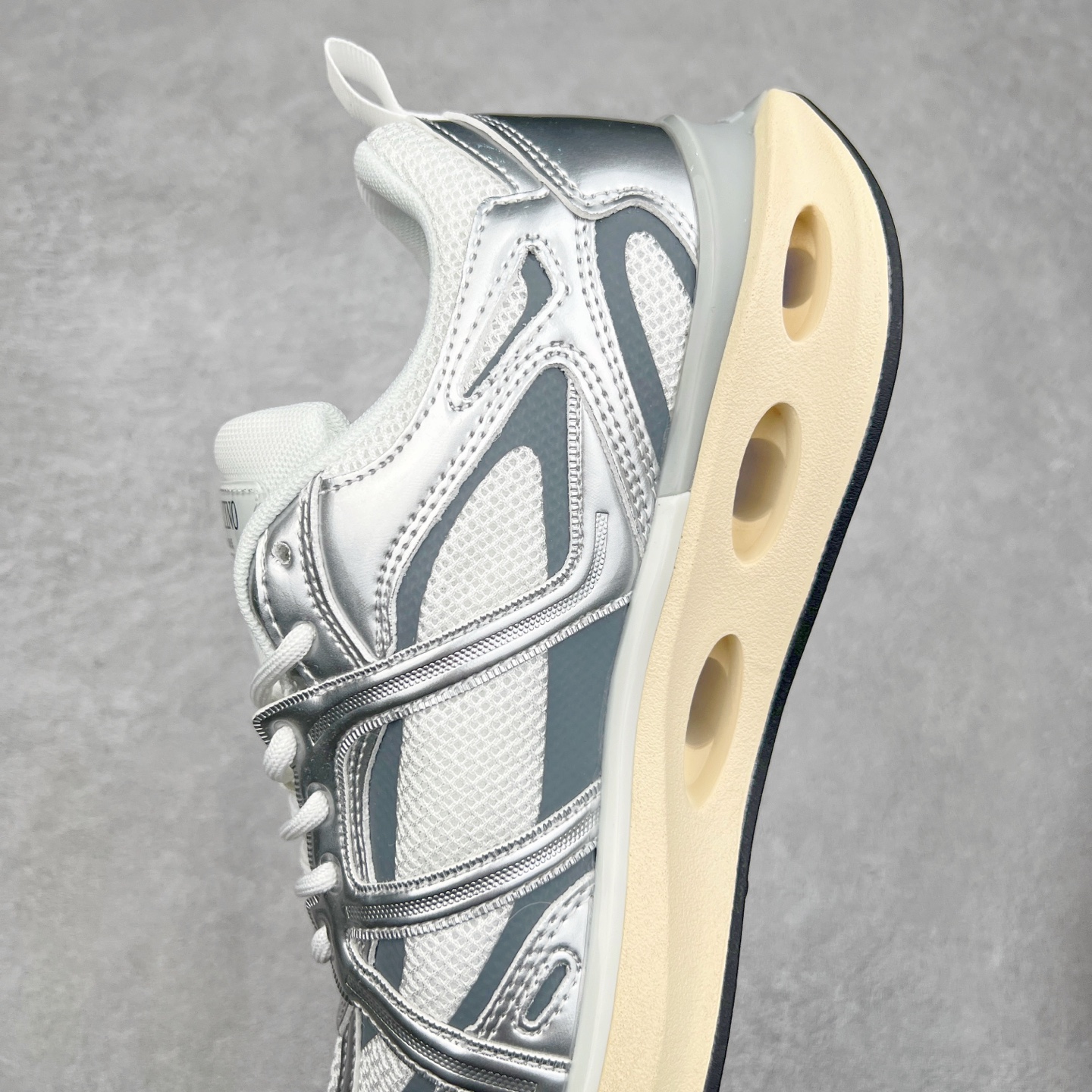 图片[7]-Valentino华伦天奴 Vlogo Easyjog 小牛皮 圆头系带 低帮 生活休闲鞋 实拍调校N版已经零色差零失真 百分百还原实物色彩所见即所得 不存在货不对板色差等低级问题 选购参考实物拍摄 不混卖不参货 只用心做好货严格选品 承诺混一赔十 尺码：36 37 38 39 40 41 42 43 44 45-选品中心