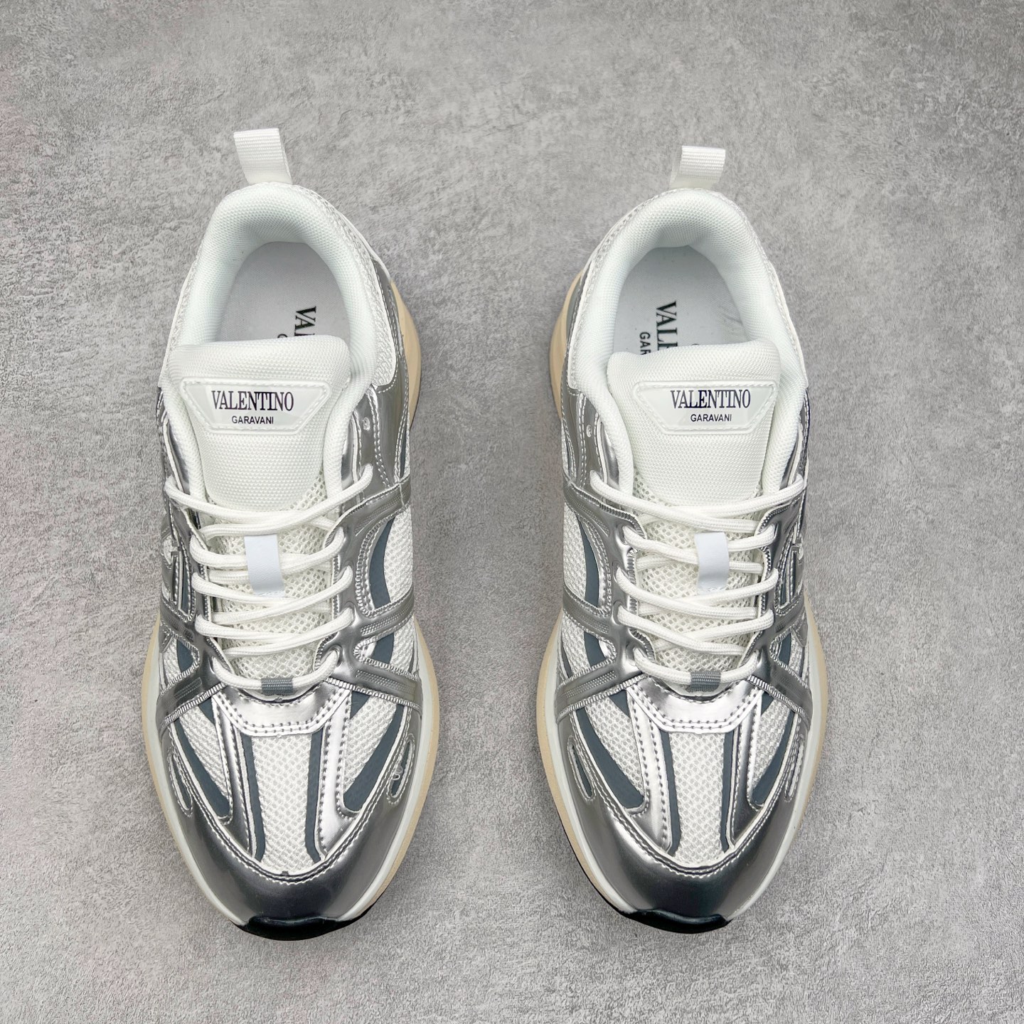 图片[2]-Valentino华伦天奴 Vlogo Easyjog 小牛皮 圆头系带 低帮 生活休闲鞋 实拍调校N版已经零色差零失真 百分百还原实物色彩所见即所得 不存在货不对板色差等低级问题 选购参考实物拍摄 不混卖不参货 只用心做好货严格选品 承诺混一赔十 尺码：36 37 38 39 40 41 42 43 44 45-选品中心