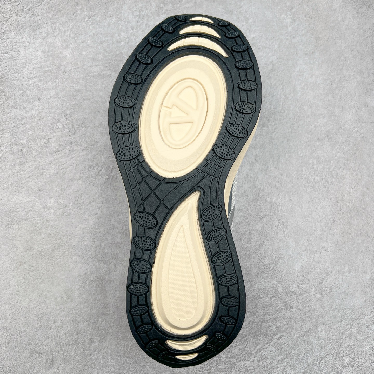 图片[9]-Valentino华伦天奴 Vlogo Easyjog 小牛皮 圆头系带 低帮 生活休闲鞋 实拍调校N版已经零色差零失真 百分百还原实物色彩所见即所得 不存在货不对板色差等低级问题 选购参考实物拍摄 不混卖不参货 只用心做好货严格选品 承诺混一赔十 尺码：36 37 38 39 40 41 42 43 44 45-选品中心