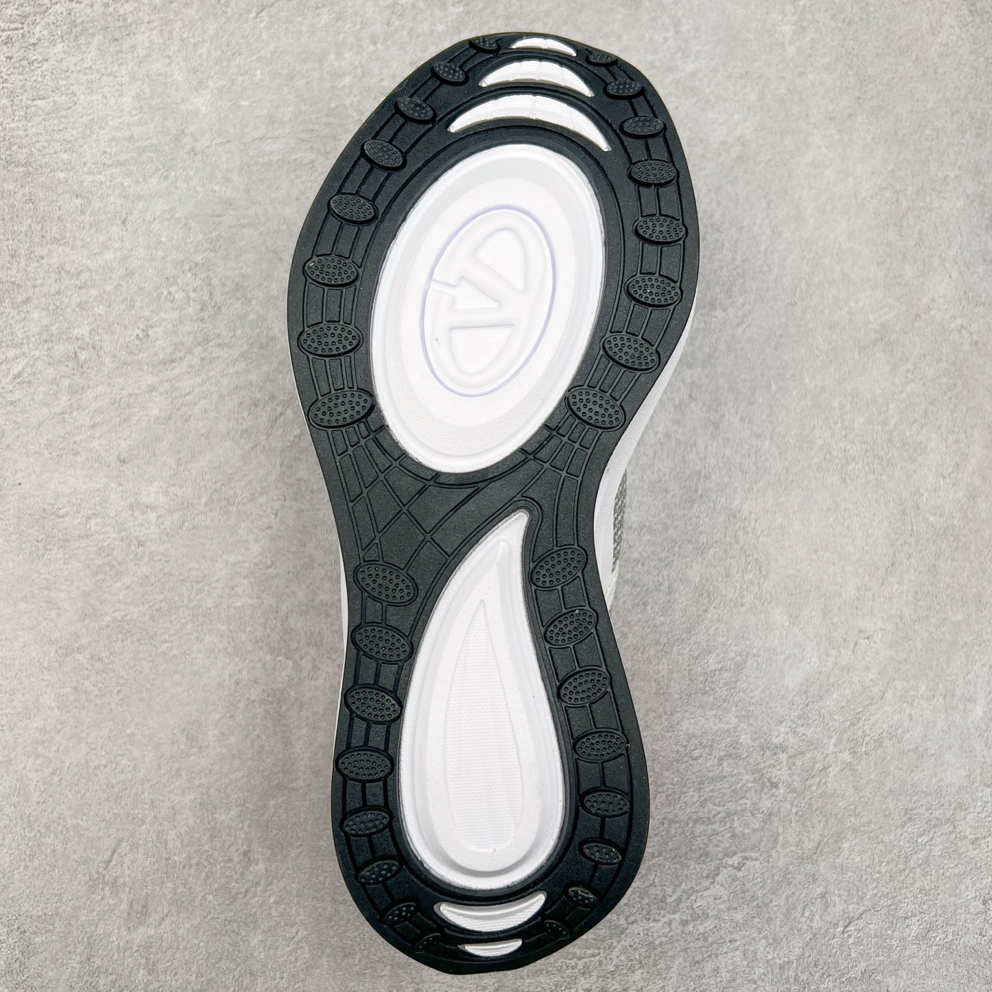 图片[9]-Valentino华伦天奴 Vlogo Easyjog 小牛皮 圆头系带 低帮 生活休闲鞋 实拍调校N版已经零色差零失真 百分百还原实物色彩所见即所得 不存在货不对板色差等低级问题 选购参考实物拍摄 不混卖不参货 只用心做好货严格选品 承诺混一赔十 尺码：36 37 38 39 40 41 42 43 44 45-选品中心