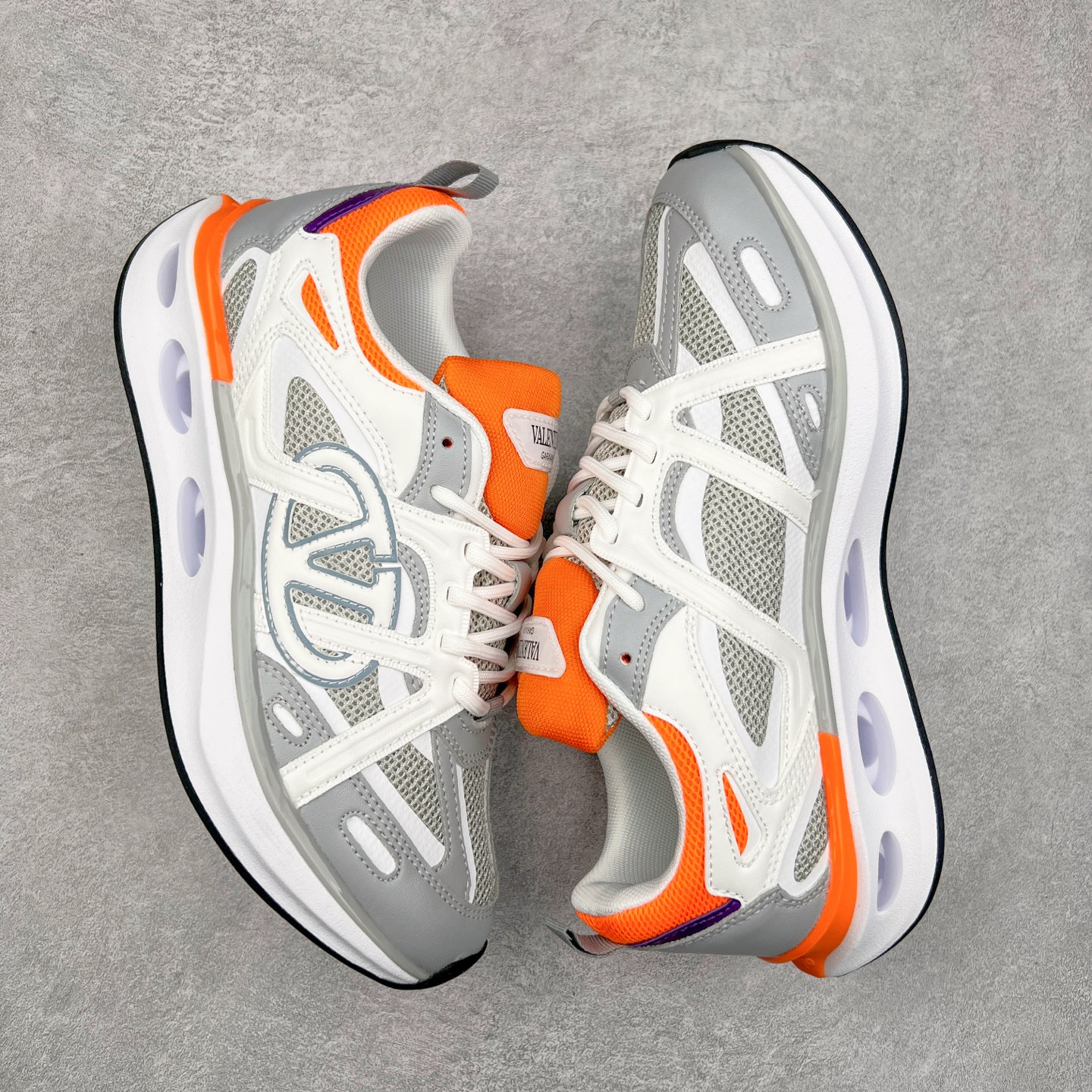 图片[3]-Valentino华伦天奴 Vlogo Easyjog 小牛皮 圆头系带 低帮 生活休闲鞋 实拍调校N版已经零色差零失真 百分百还原实物色彩所见即所得 不存在货不对板色差等低级问题 选购参考实物拍摄 不混卖不参货 只用心做好货严格选品 承诺混一赔十 尺码：36 37 38 39 40 41 42 43 44 45-选品中心