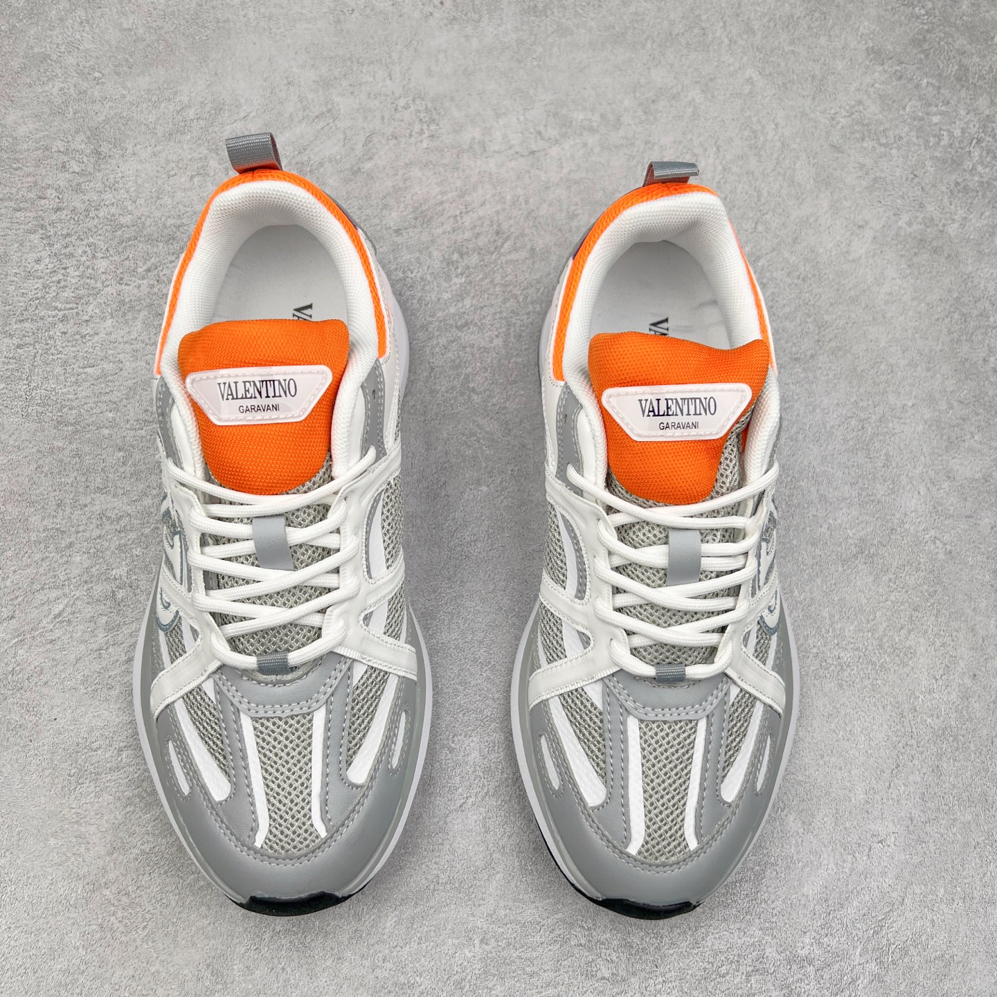 图片[2]-Valentino华伦天奴 Vlogo Easyjog 小牛皮 圆头系带 低帮 生活休闲鞋 实拍调校N版已经零色差零失真 百分百还原实物色彩所见即所得 不存在货不对板色差等低级问题 选购参考实物拍摄 不混卖不参货 只用心做好货严格选品 承诺混一赔十 尺码：36 37 38 39 40 41 42 43 44 45-选品中心