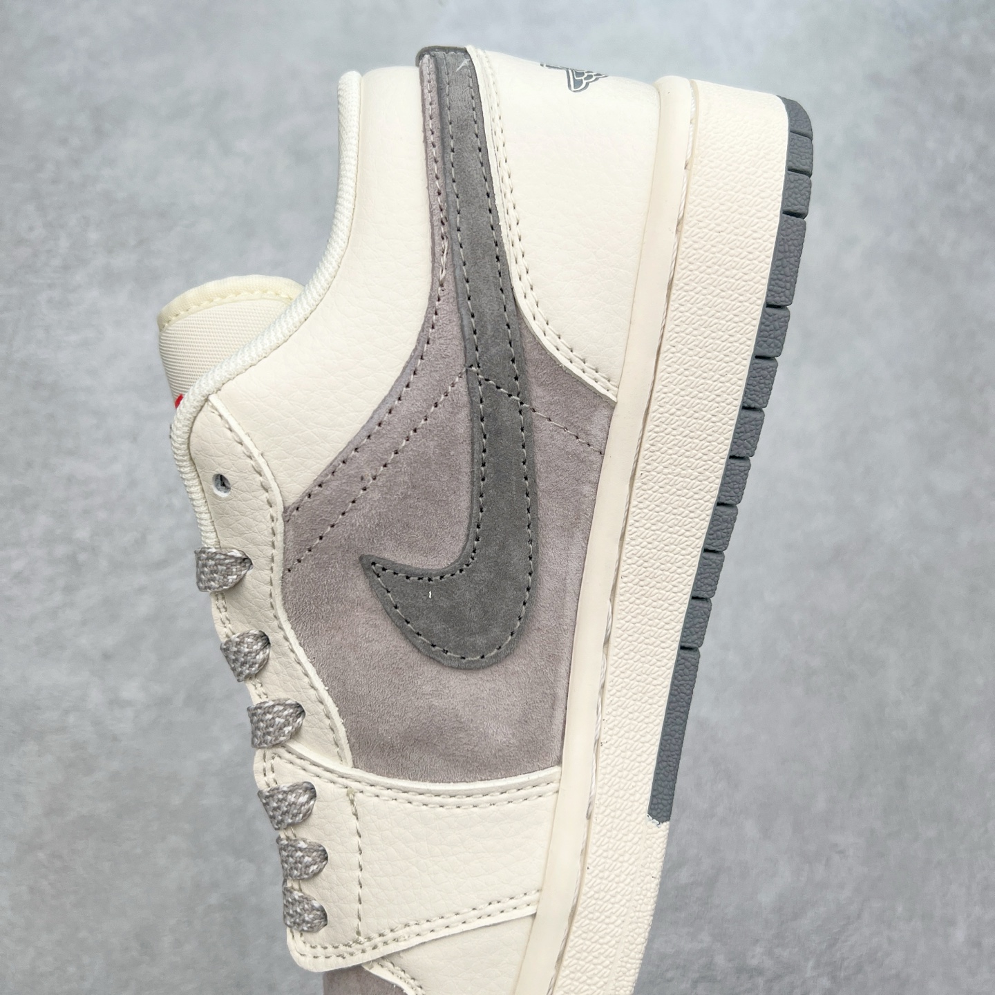 图片[7]-Air Jordan AJ1 Low 低帮定制 SJ9950-030 原厂内置气垫魔块 A模大底 头层小牛皮 鞋舌AJ原厂专用牛津布+AJ专用反口珍珠布+原厂无杂质高弹内里海棉+特殊封边弹力鞋带 尺码：36 36.5 37.5 38 38.5 39 40 40.5 41 42 42.5 43 44 44.5 45-选品中心