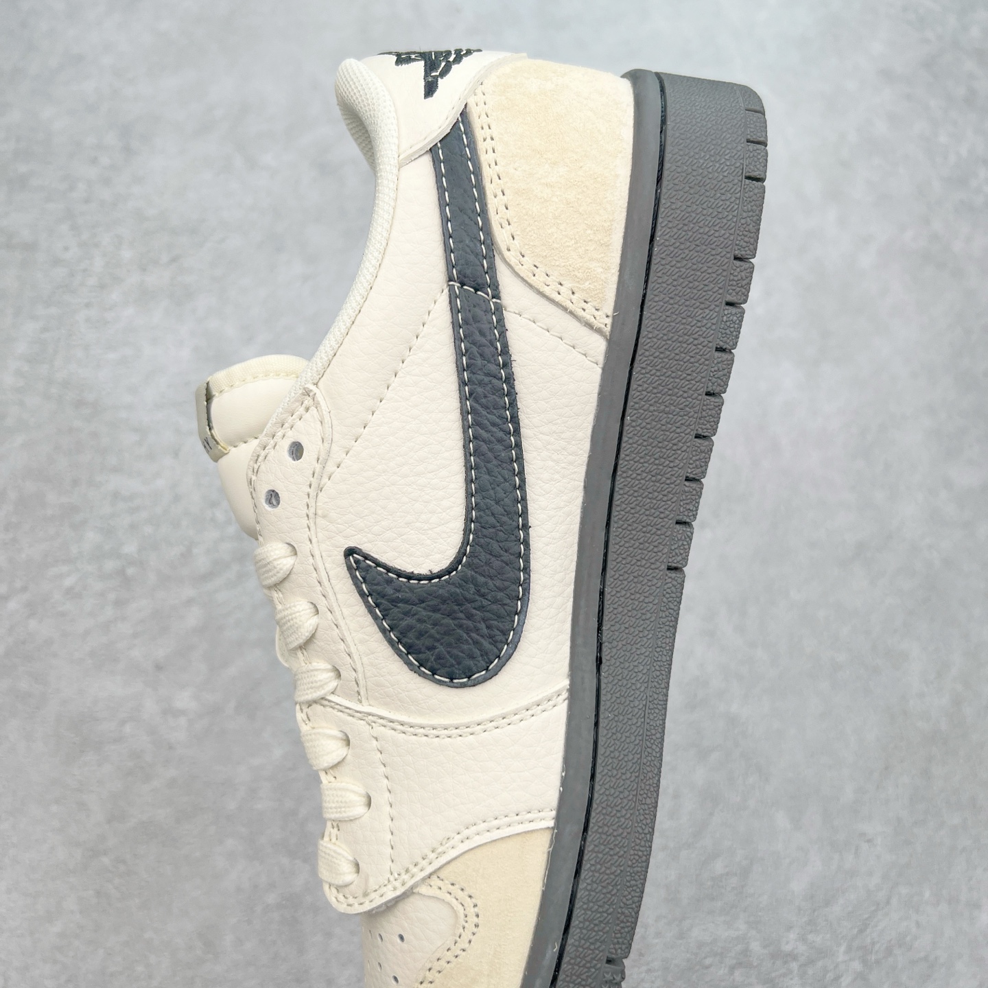 图片[7]-TS x Air Jordan AJ1 Low 倒钩低帮联名定制配色 CF3688-030 原厂内置气垫魔块 A模大底 头层小牛皮 鞋舌AJ原厂专用牛津布+AJ专用反口珍珠布+原厂无杂质高弹内里海棉+特殊封边弹力鞋带 实拍调校N版已经零色差零失真 百分百还原实物色彩所见即所得 不存在货不对板色差等低级问题 选购参考实物拍摄 不混卖不参货 只用心做好货严格选品 承诺混一赔十 尺码：36 36.5 37.5 38 38.5 39 40 40.5 41 42 42.5 43 44 44.5 45-选品中心