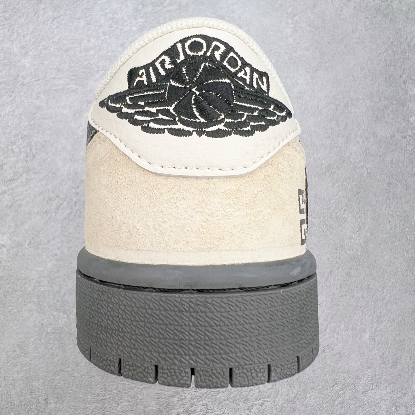 图片[8]-TS x Air Jordan AJ1 Low 倒钩低帮联名定制配色 CF3688-030 原厂内置气垫魔块 A模大底 头层小牛皮 鞋舌AJ原厂专用牛津布+AJ专用反口珍珠布+原厂无杂质高弹内里海棉+特殊封边弹力鞋带 实拍调校N版已经零色差零失真 百分百还原实物色彩所见即所得 不存在货不对板色差等低级问题 选购参考实物拍摄 不混卖不参货 只用心做好货严格选品 承诺混一赔十 尺码：36 36.5 37.5 38 38.5 39 40 40.5 41 42 42.5 43 44 44.5 45-选品中心