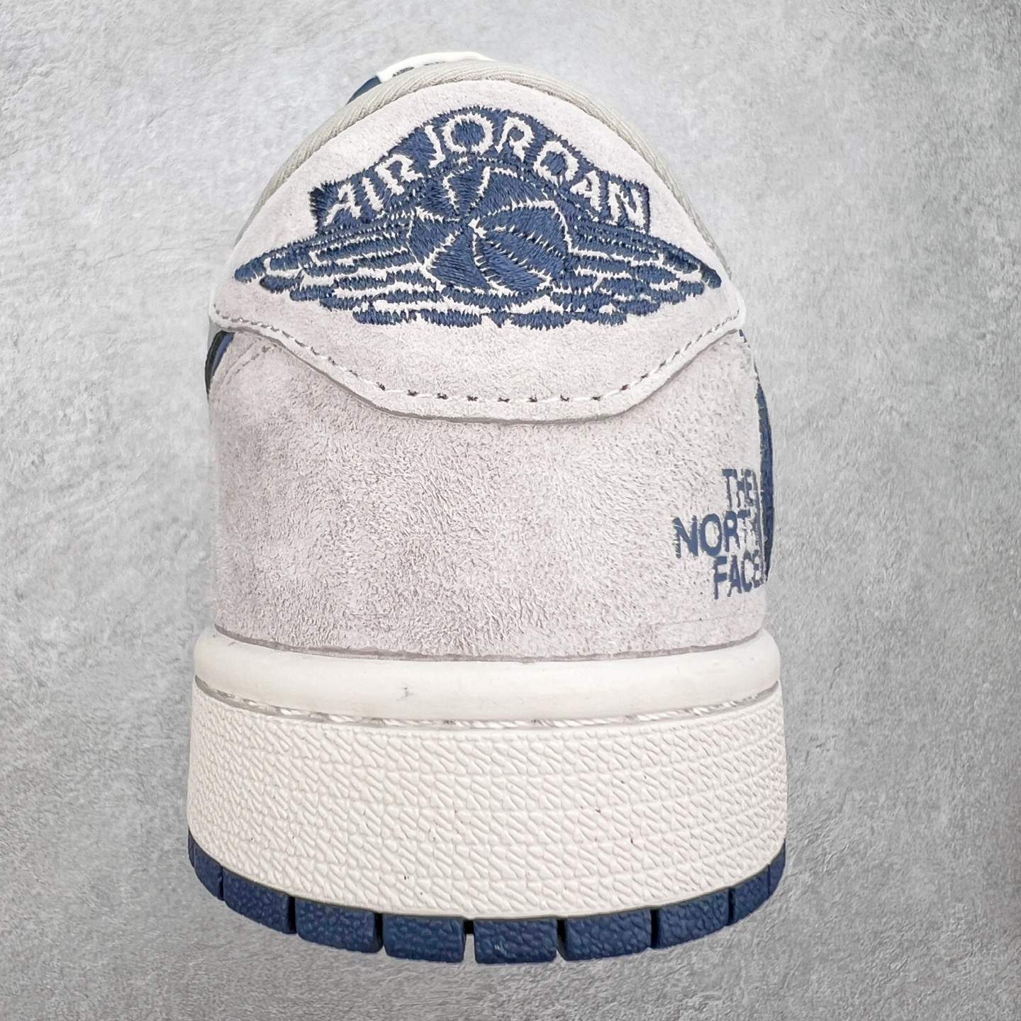 图片[8]-TS x Air Jordan AJ1 Low 倒钩低帮联名定制配色 XX3318-515 原厂内置气垫魔块 A模大底 头层小牛皮 鞋舌AJ原厂专用牛津布+AJ专用反口珍珠布+原厂无杂质高弹内里海棉+特殊封边弹力鞋带 实拍调校N版已经零色差零失真 百分百还原实物色彩所见即所得 不存在货不对板色差等低级问题 选购参考实物拍摄 不混卖不参货 只用心做好货严格选品 承诺混一赔十 尺码：36 36.5 37.5 38 38.5 39 40 40.5 41 42 42.5 43 44 44.5 45-选品中心