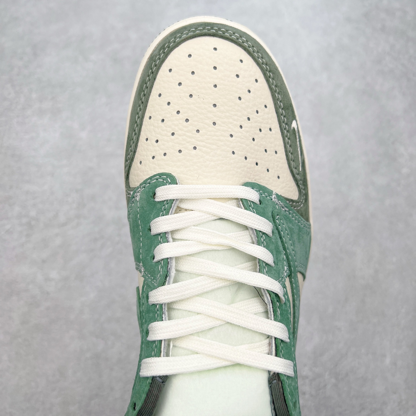 图片[4]-TS x Air Jordan AJ1 Low 倒钩低帮联名定制配色 XS2024-026 原厂内置气垫魔块 A模大底 头层小牛皮 鞋舌AJ原厂专用牛津布+AJ专用反口珍珠布+原厂无杂质高弹内里海棉+特殊封边弹力鞋带 实拍调校N版已经零色差零失真 百分百还原实物色彩所见即所得 不存在货不对板色差等低级问题 选购参考实物拍摄 不混卖不参货 只用心做好货严格选品 承诺混一赔十 尺码：36 36.5 37.5 38 38.5 39 40 40.5 41 42 42.5 43 44 44.5 45-选品中心