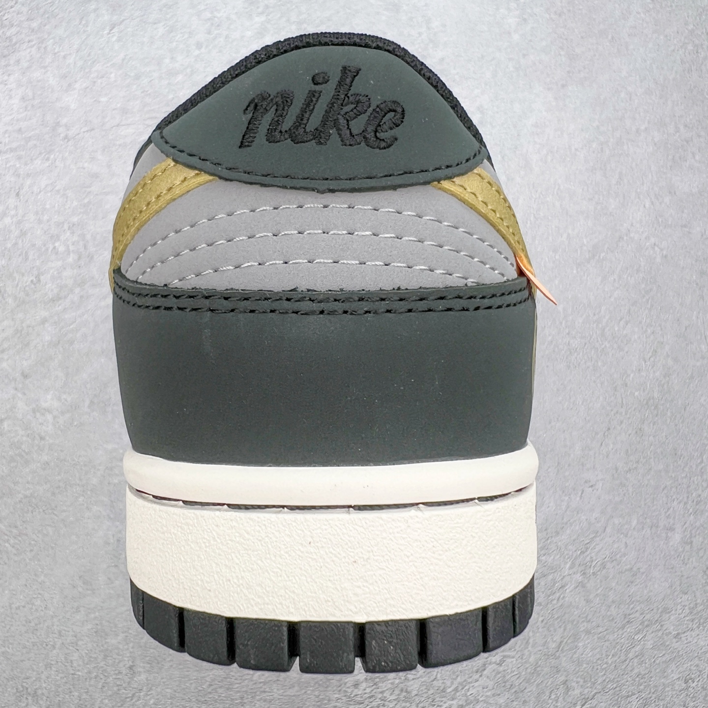 图片[8]-NK Dunk Low 定制配色 ZZ1998-003 大厂出品 极力推荐 原装头层材料 独家版型蒸餾加工帶來的是更好的视觉和脚感体验大厂纯原品质出货 清洁度 电绣工艺 皮料切割干净无任何毛边 细节完美 实拍调校N版已经零色差零失真 百分百还原实物色彩所见即所得 不存在货不对板色差等低级问题 选购参考实物拍摄 不混卖不参货 只用心做好货严格选品 承诺混一赔十 尺码：36 36.5 37.5 38 38.5 39 40 40.5 41 42 42.5 43 44 44.5 45-选品中心