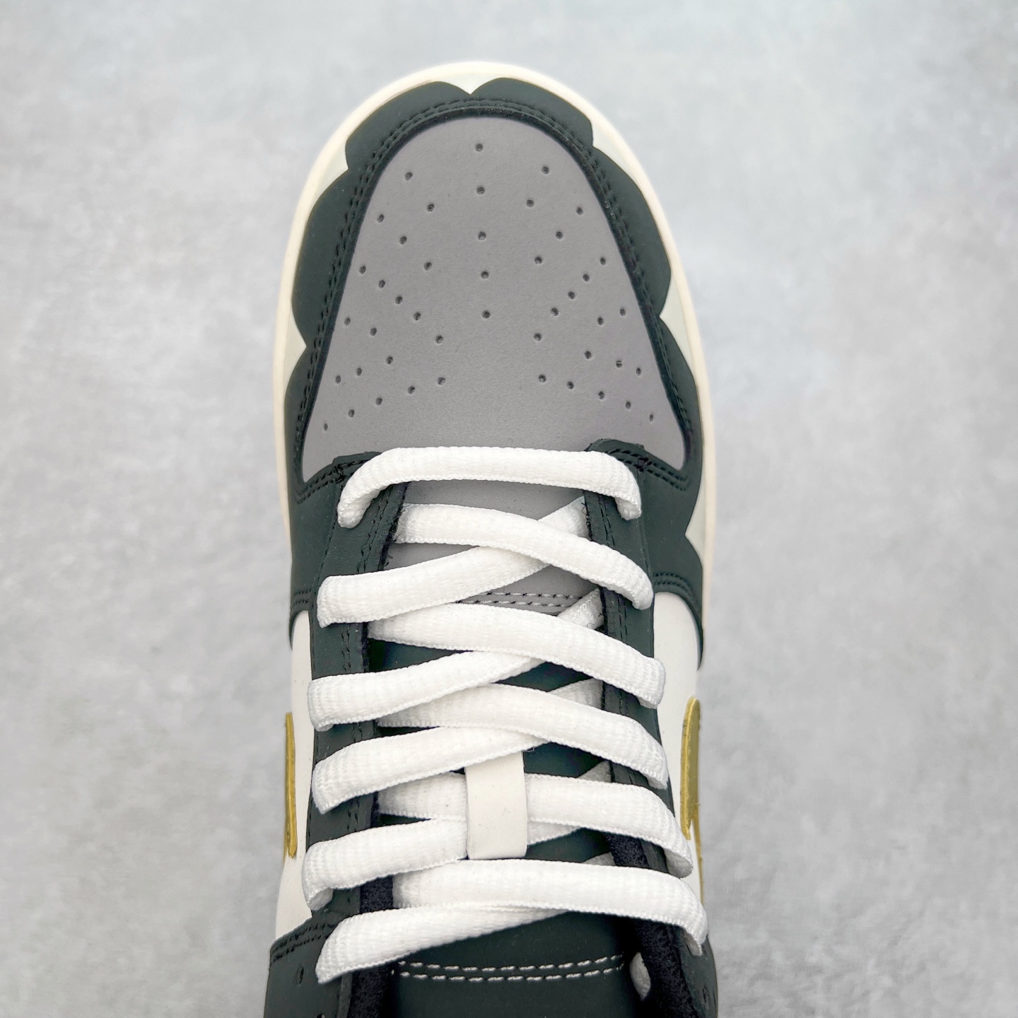 图片[4]-NK Dunk Low 定制配色 ZZ1998-003 大厂出品 极力推荐 原装头层材料 独家版型蒸餾加工帶來的是更好的视觉和脚感体验大厂纯原品质出货 清洁度 电绣工艺 皮料切割干净无任何毛边 细节完美 实拍调校N版已经零色差零失真 百分百还原实物色彩所见即所得 不存在货不对板色差等低级问题 选购参考实物拍摄 不混卖不参货 只用心做好货严格选品 承诺混一赔十 尺码：36 36.5 37.5 38 38.5 39 40 40.5 41 42 42.5 43 44 44.5 45-选品中心