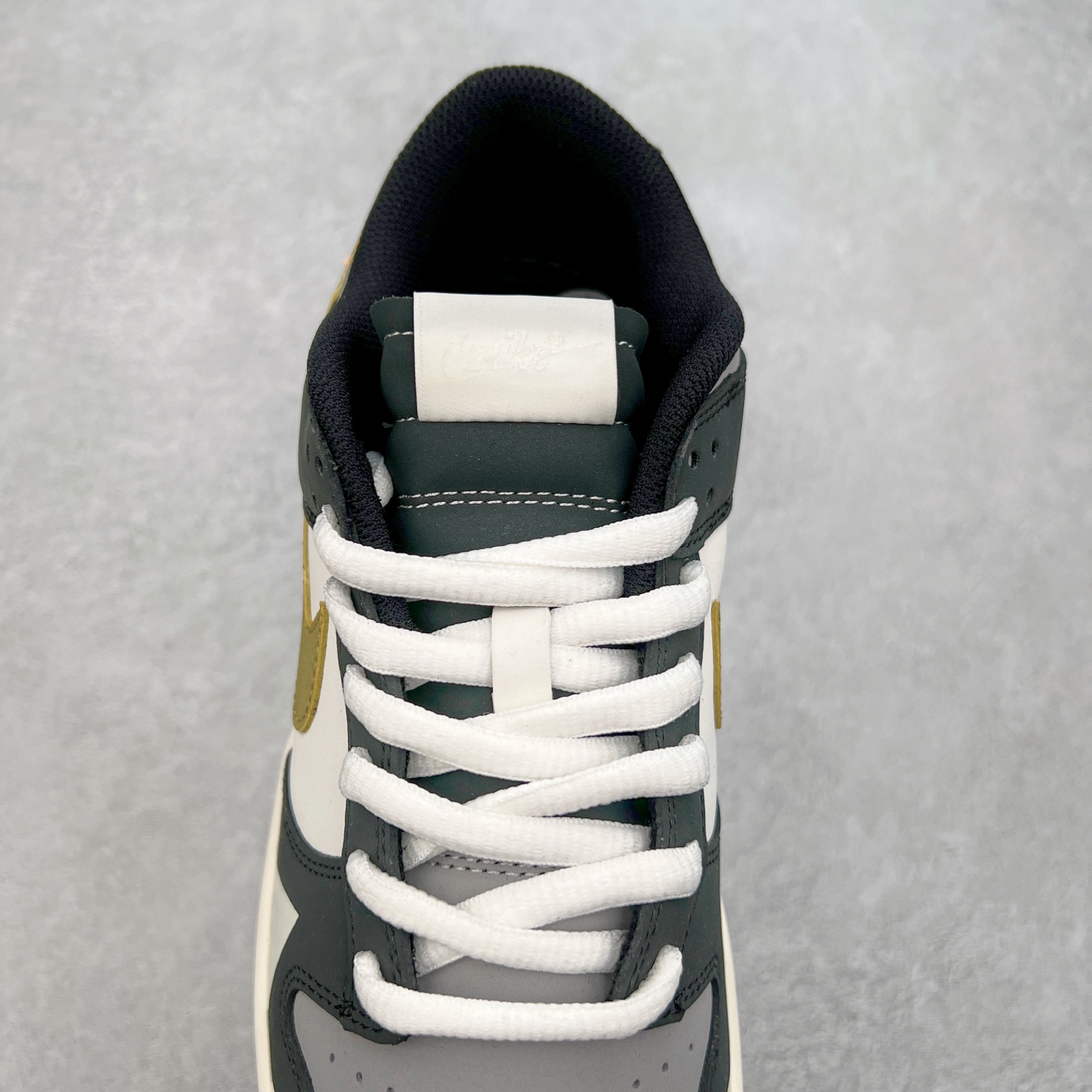 图片[5]-NK Dunk Low 定制配色 ZZ1998-003 大厂出品 极力推荐 原装头层材料 独家版型蒸餾加工帶來的是更好的视觉和脚感体验大厂纯原品质出货 清洁度 电绣工艺 皮料切割干净无任何毛边 细节完美 实拍调校N版已经零色差零失真 百分百还原实物色彩所见即所得 不存在货不对板色差等低级问题 选购参考实物拍摄 不混卖不参货 只用心做好货严格选品 承诺混一赔十 尺码：36 36.5 37.5 38 38.5 39 40 40.5 41 42 42.5 43 44 44.5 45-选品中心