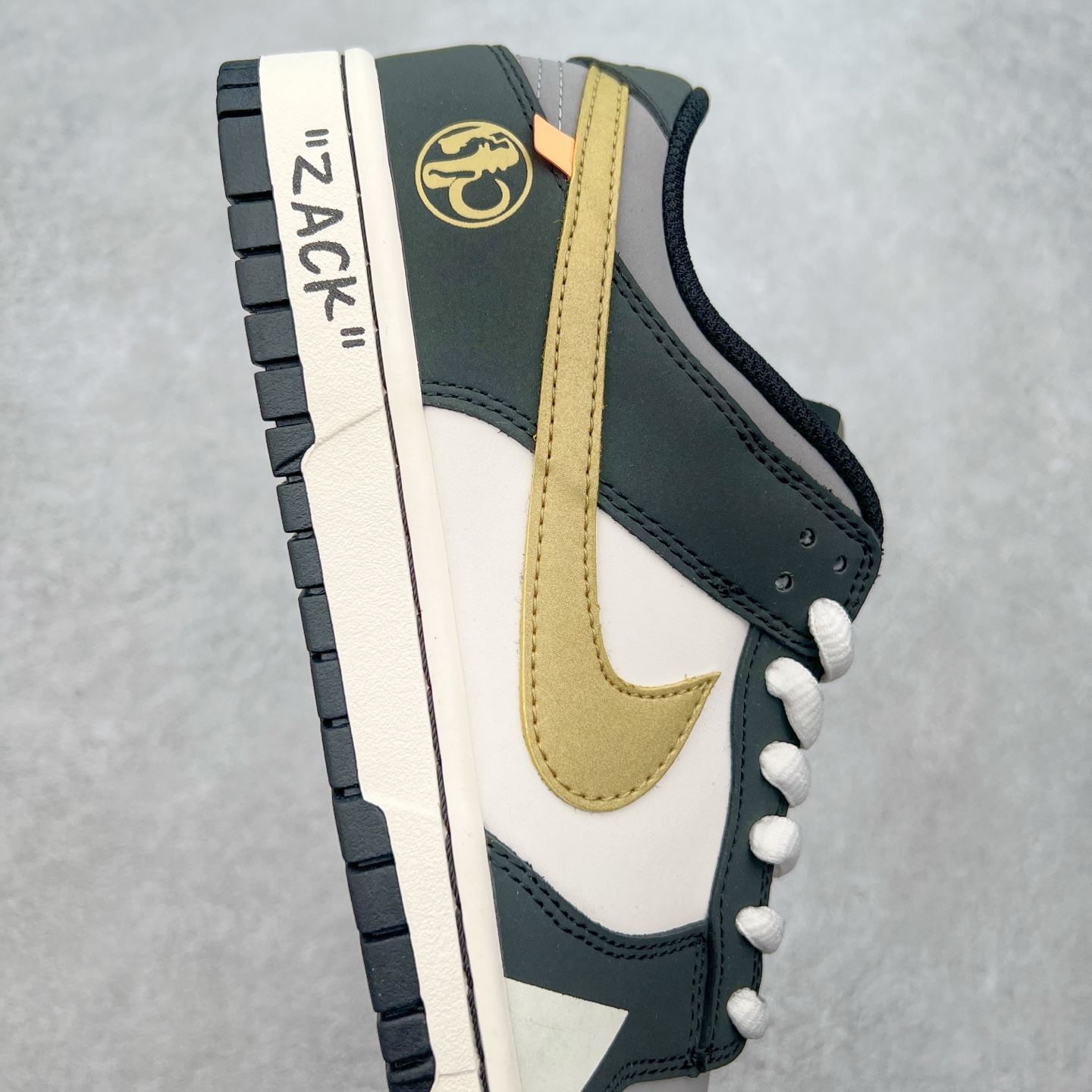 图片[6]-NK Dunk Low 定制配色 ZZ1998-003 大厂出品 极力推荐 原装头层材料 独家版型蒸餾加工帶來的是更好的视觉和脚感体验大厂纯原品质出货 清洁度 电绣工艺 皮料切割干净无任何毛边 细节完美 实拍调校N版已经零色差零失真 百分百还原实物色彩所见即所得 不存在货不对板色差等低级问题 选购参考实物拍摄 不混卖不参货 只用心做好货严格选品 承诺混一赔十 尺码：36 36.5 37.5 38 38.5 39 40 40.5 41 42 42.5 43 44 44.5 45-选品中心